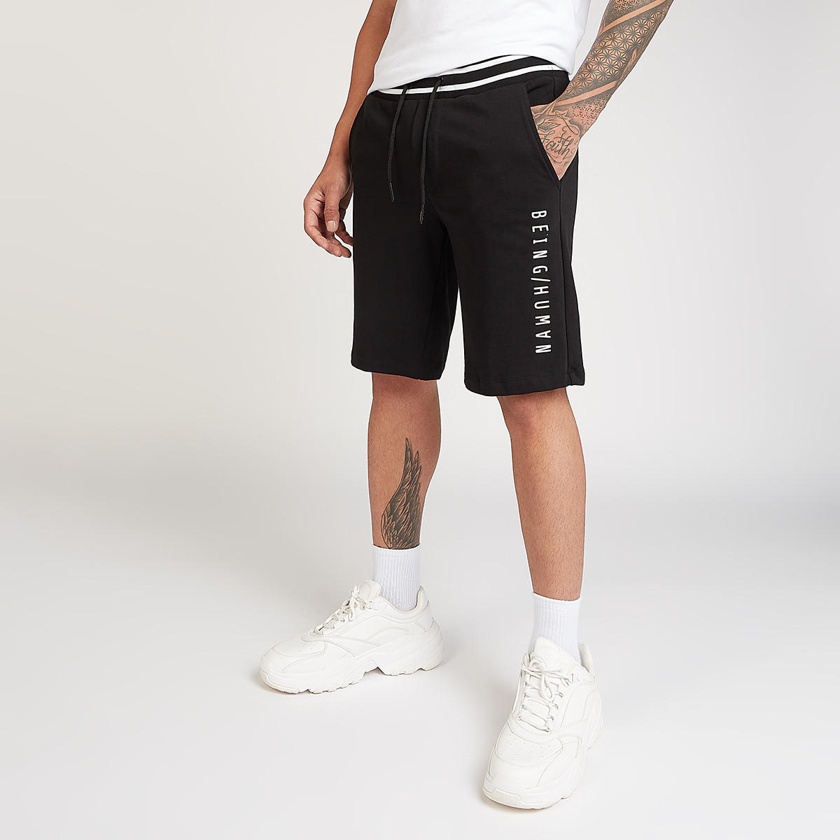 شورت بارز الملمس بخصر مطّاطي متوسط بيينج هيومان-men-clothing-bottoms-shorts-image-1