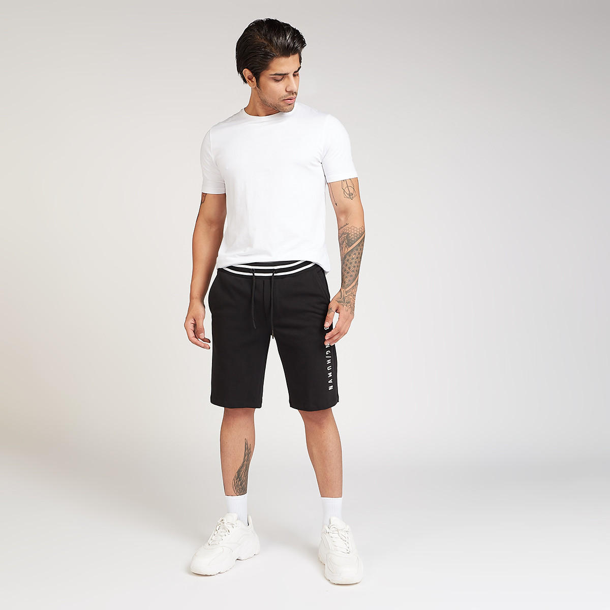 شورت بارز الملمس بخصر مطّاطي متوسط بيينج هيومان-men-clothing-bottoms-shorts-image-2
