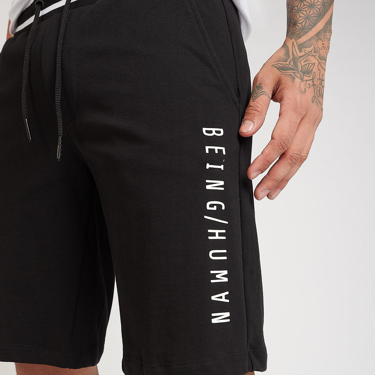 شورت بارز الملمس بخصر مطّاطي متوسط بيينج هيومان-men-clothing-bottoms-shorts-image-3