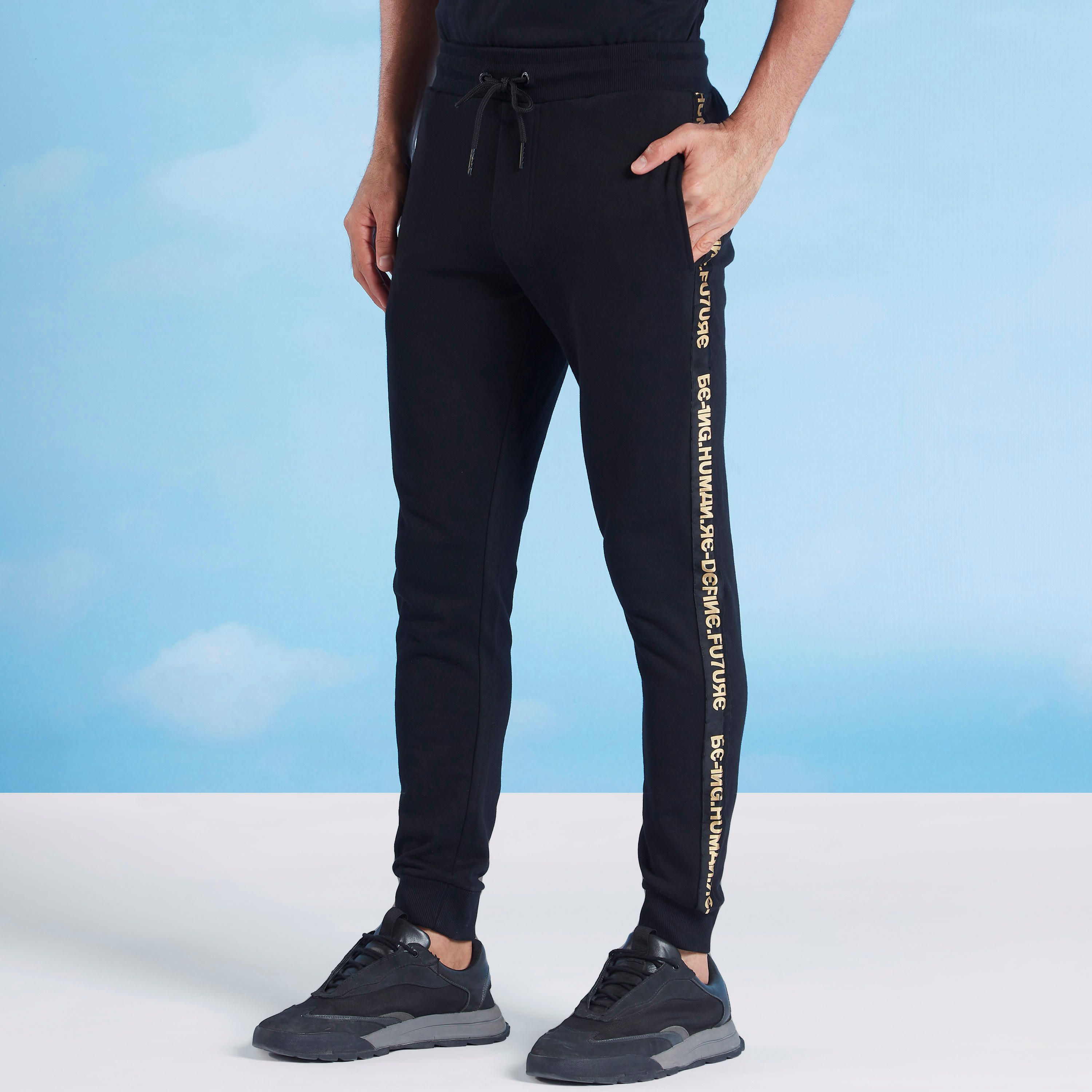 بنطلون رياضي بخصر مطّاطي متوسط الارتفاع وطبعات بيينج هيومان-men-clothing-bottoms-joggers-image-1