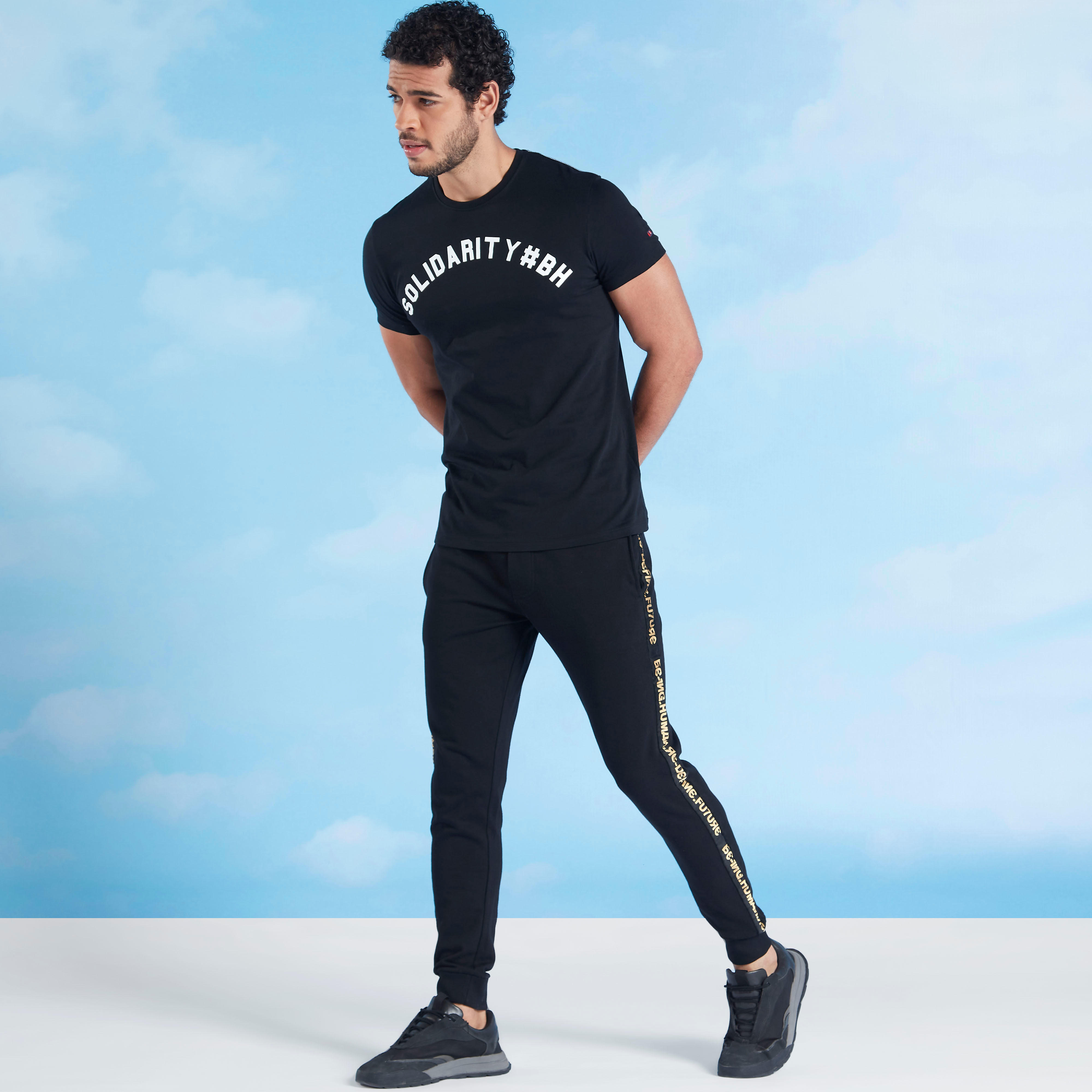 بنطلون رياضي بخصر مطّاطي متوسط الارتفاع وطبعات بيينج هيومان-men-clothing-bottoms-joggers-image-2
