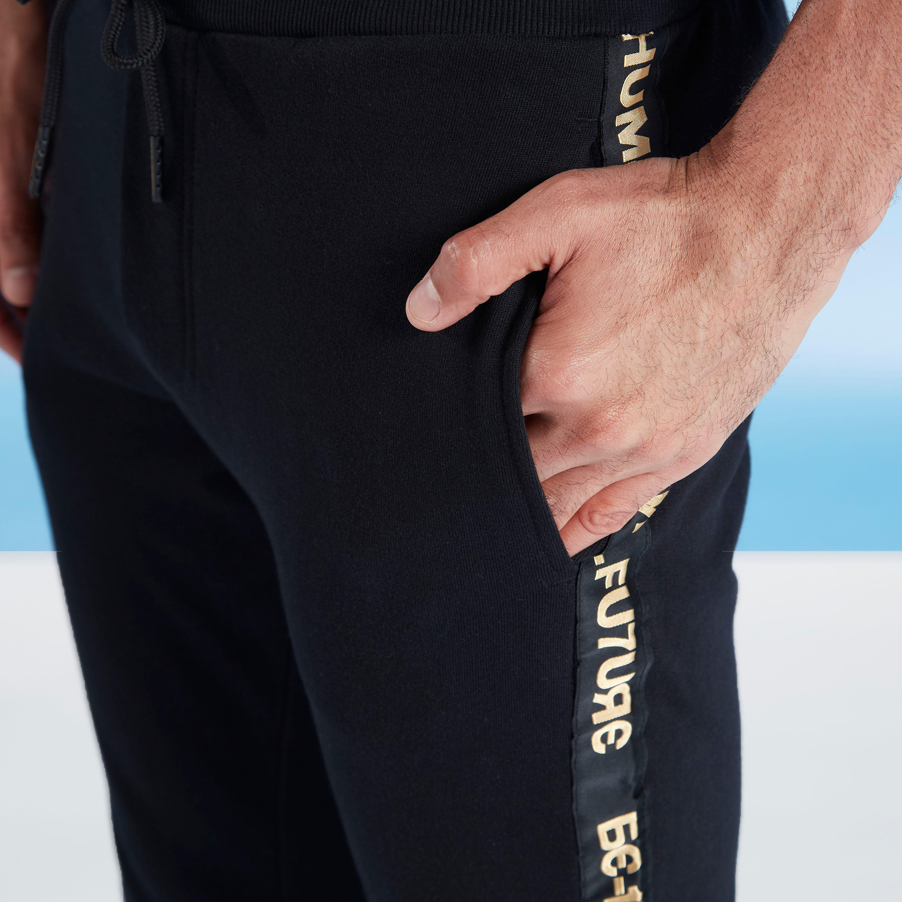 بنطلون رياضي بخصر مطّاطي متوسط الارتفاع وطبعات بيينج هيومان-men-clothing-bottoms-joggers-image-3