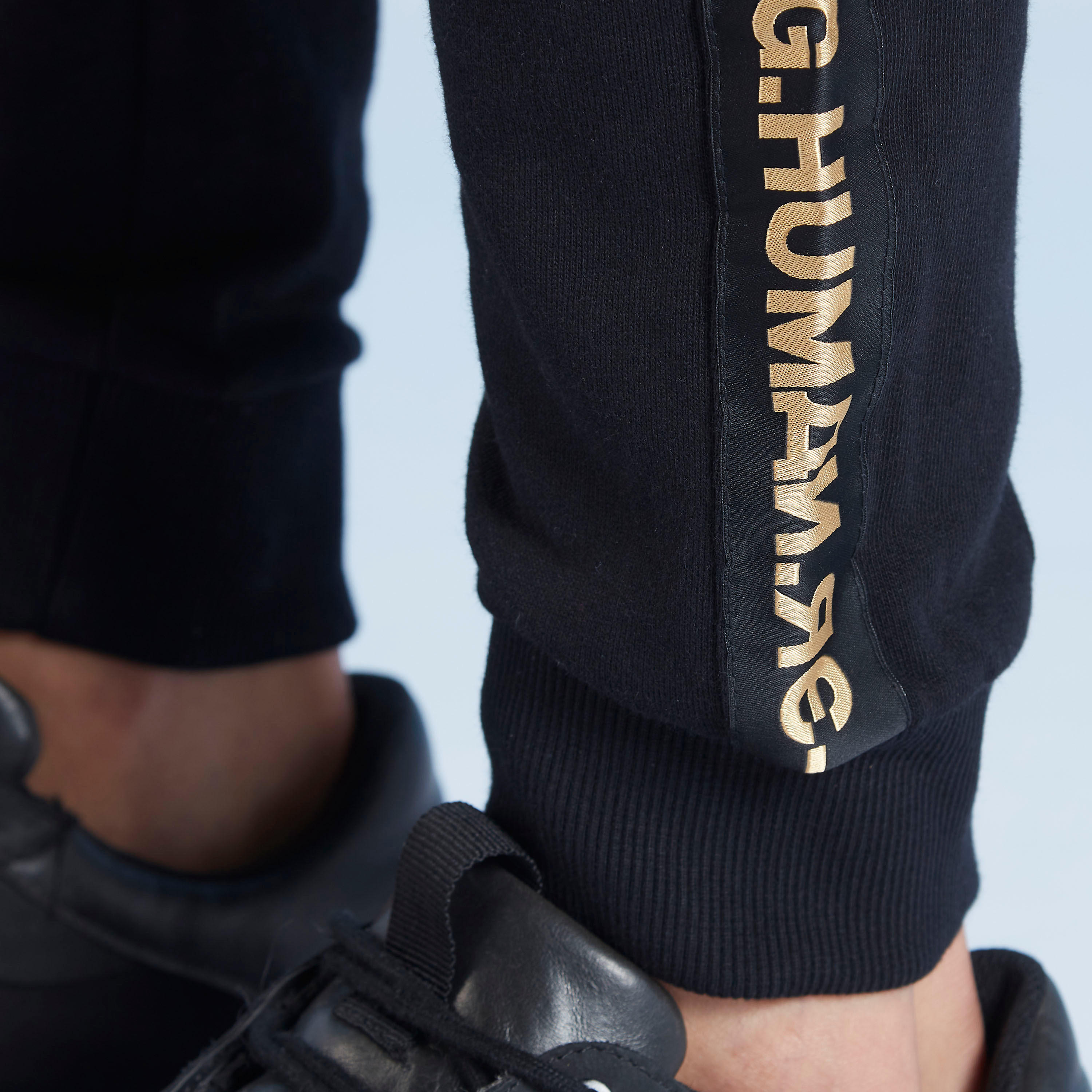 بنطلون رياضي بخصر مطّاطي متوسط الارتفاع وطبعات بيينج هيومان-men-clothing-bottoms-joggers-image-5