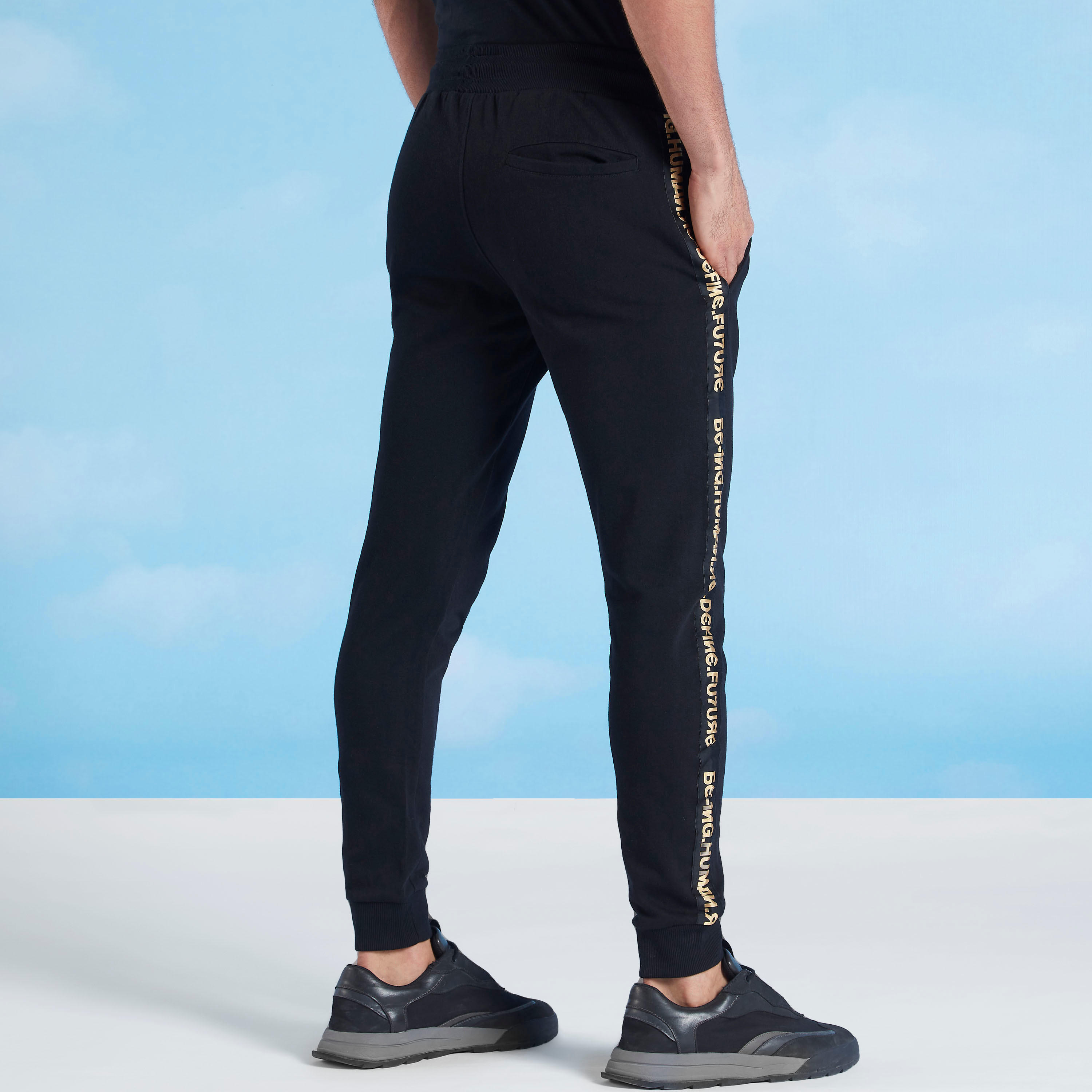 بنطلون رياضي بخصر مطّاطي متوسط الارتفاع وطبعات بيينج هيومان-men-clothing-bottoms-joggers-image-6