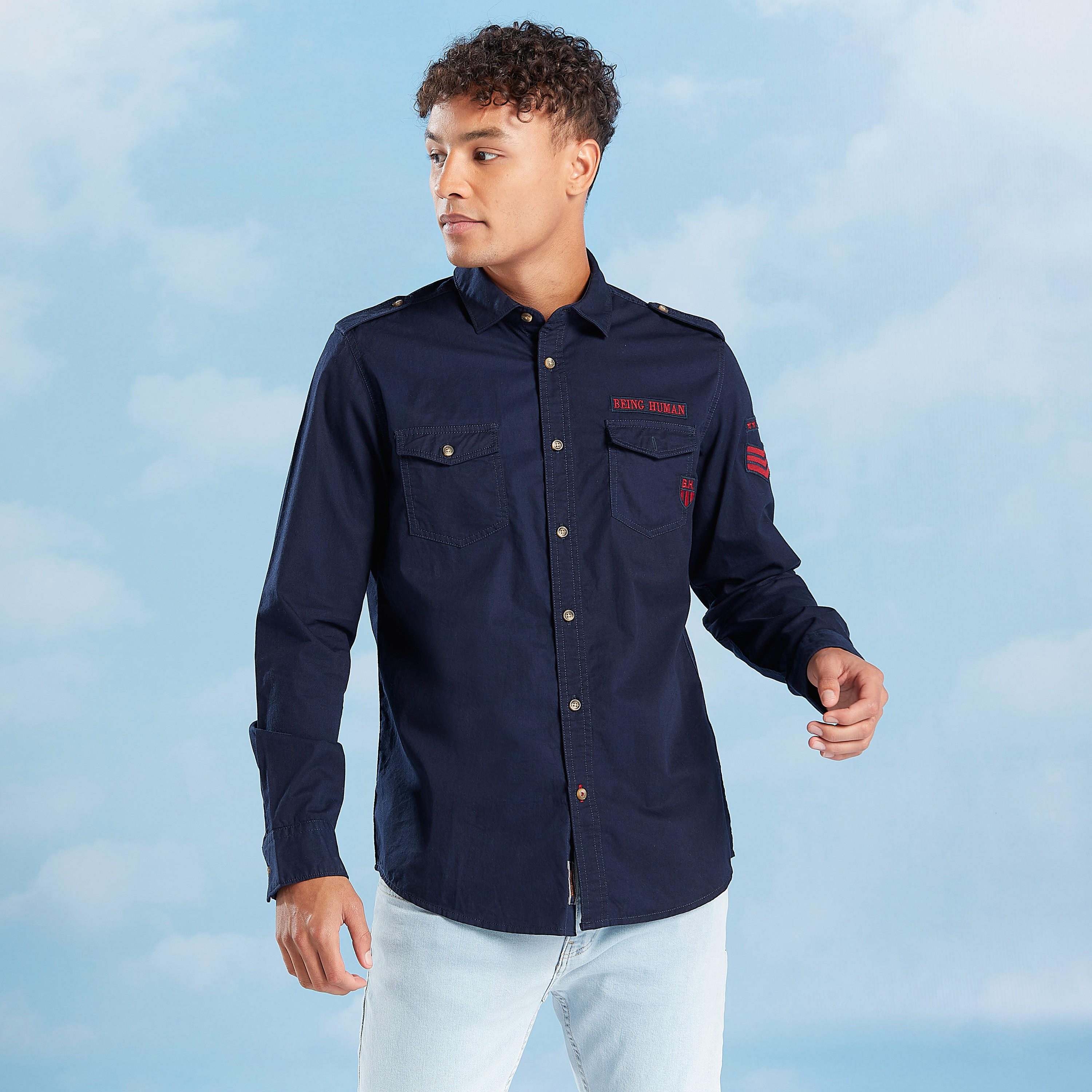 قميص بأكمام طويلة وجيوب بطيّة وطبعات من بيينج هيومان-men-clothing-shirts-image-1