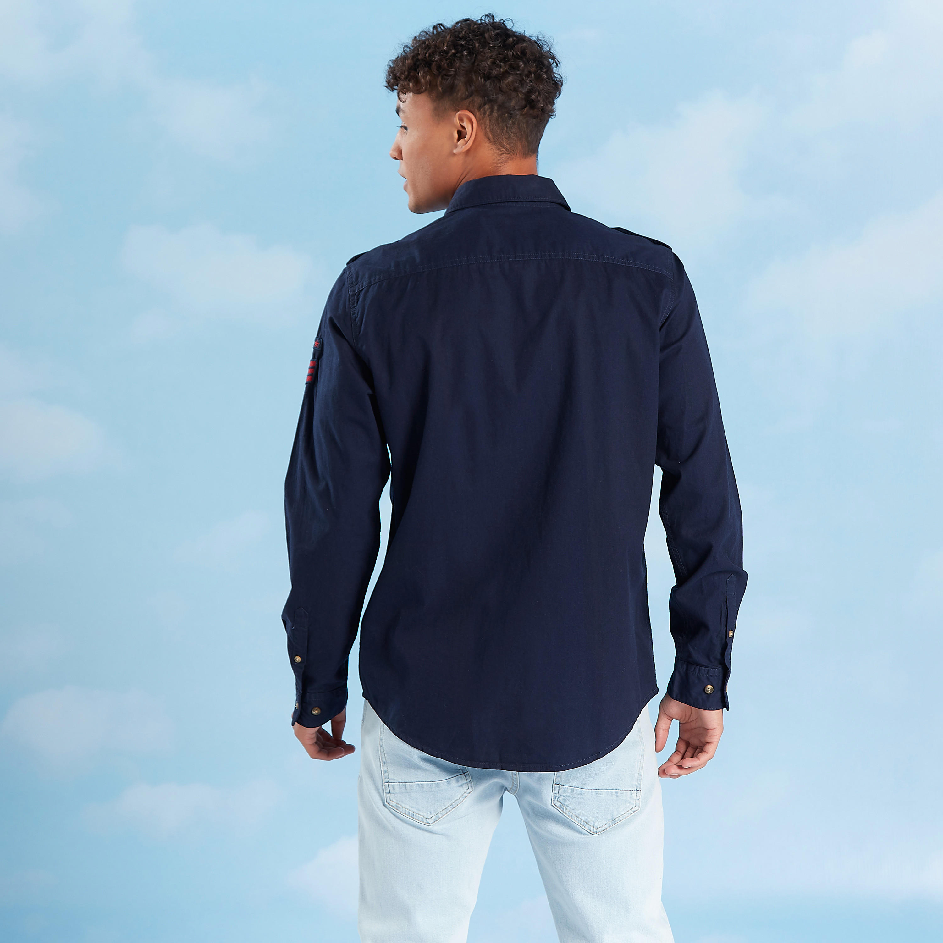 قميص بأكمام طويلة وجيوب بطيّة وطبعات من بيينج هيومان-men-clothing-shirts-image-4