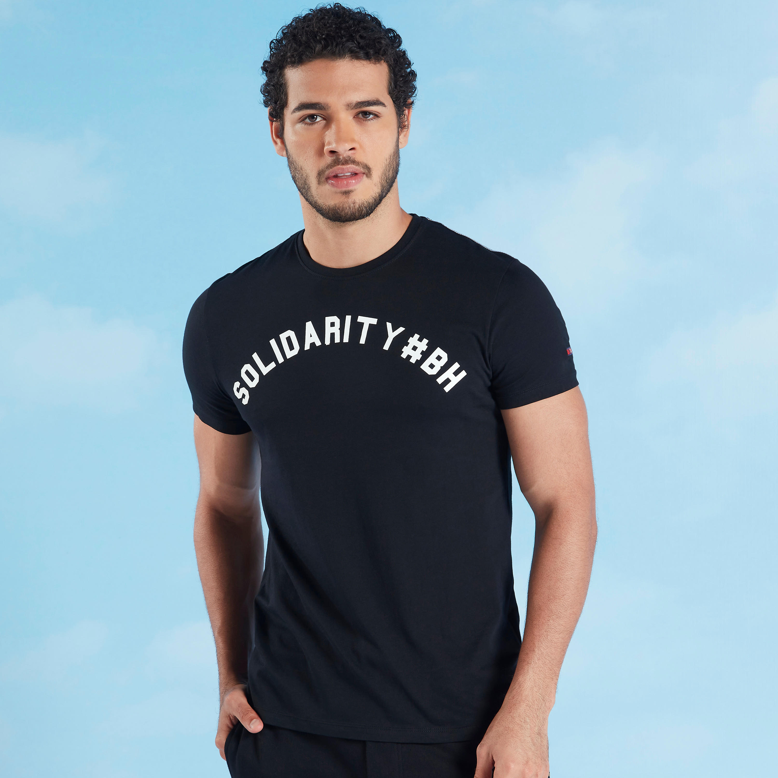 تيشيرت بياقة ضيّقة وأكمام قصيرة وطبعات بيينج هيومان-men-clothing-tshirtsandpolos-tshirts-image-1