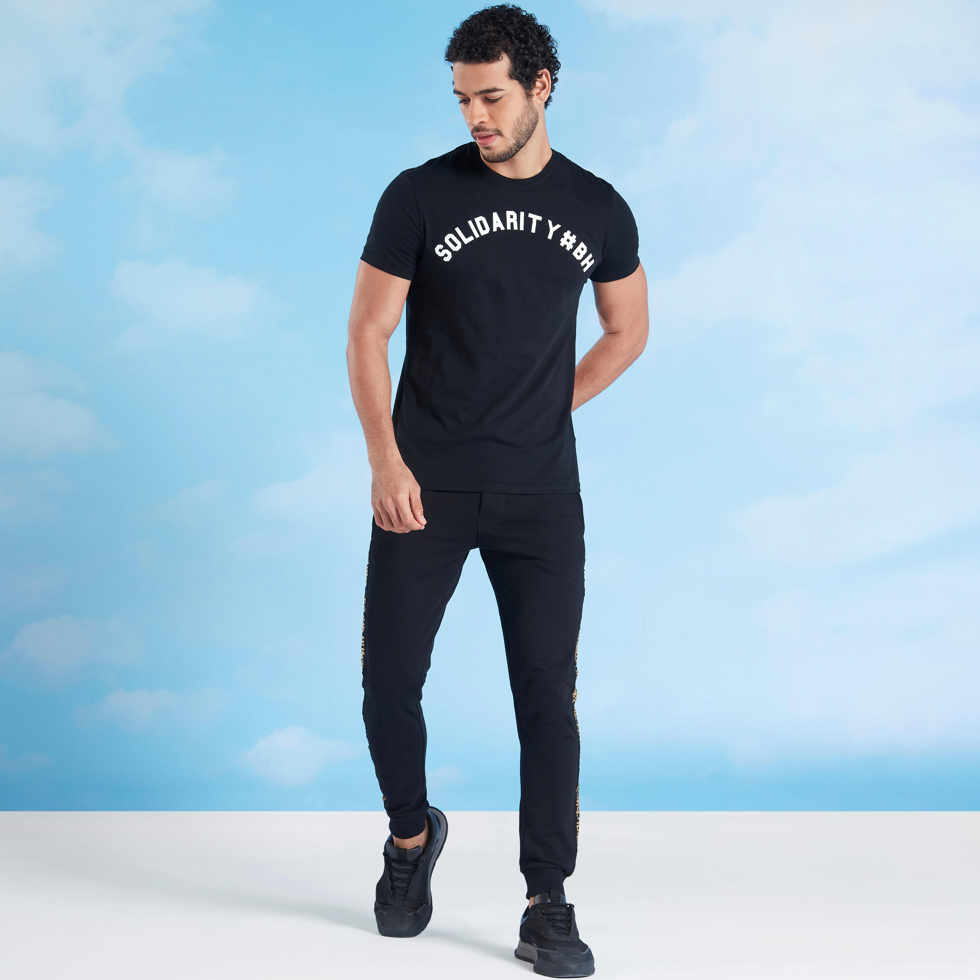 تيشيرت بياقة ضيّقة وأكمام قصيرة وطبعات بيينج هيومان-men-clothing-tshirtsandpolos-tshirts-image-2