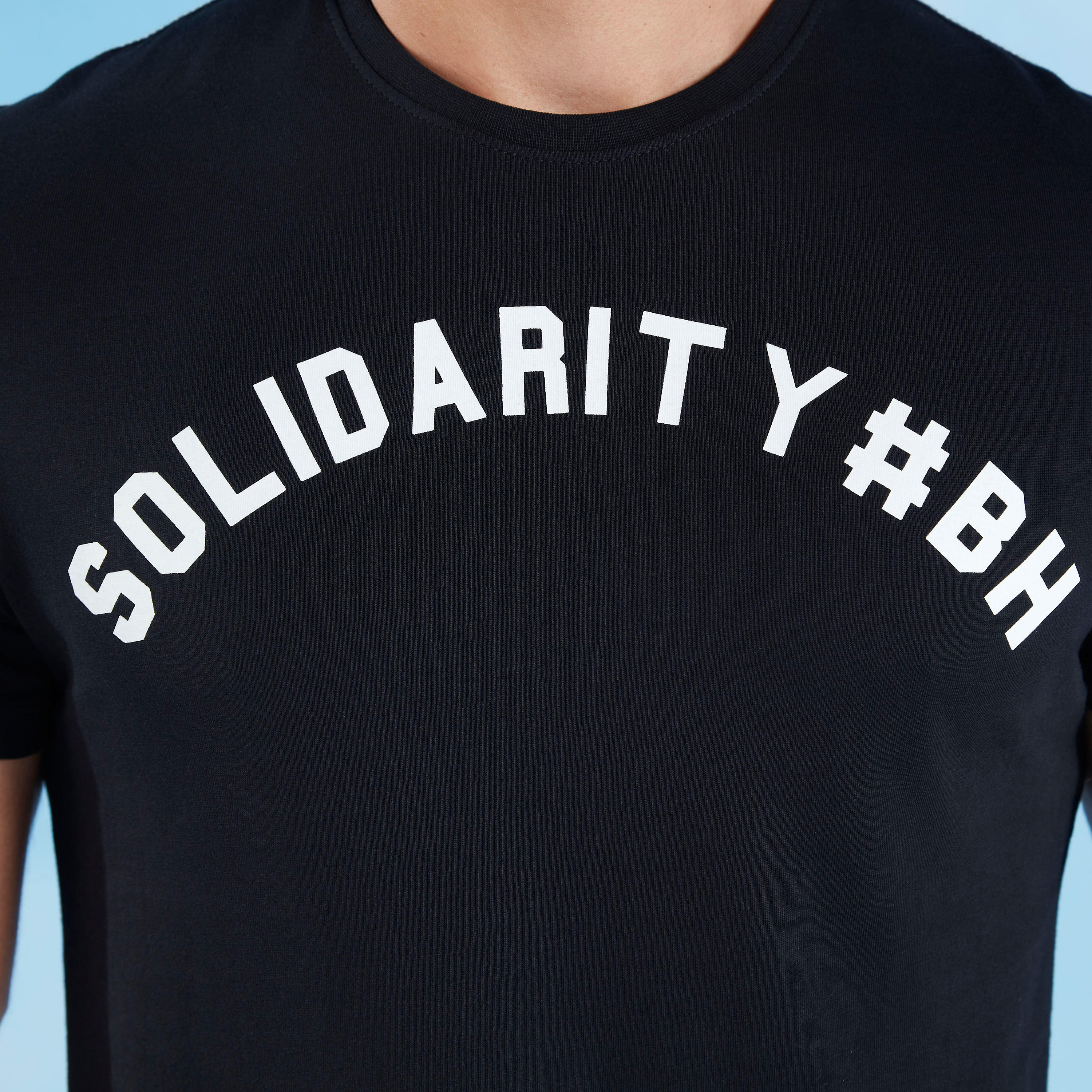 تيشيرت بياقة ضيّقة وأكمام قصيرة وطبعات بيينج هيومان-men-clothing-tshirtsandpolos-tshirts-image-3
