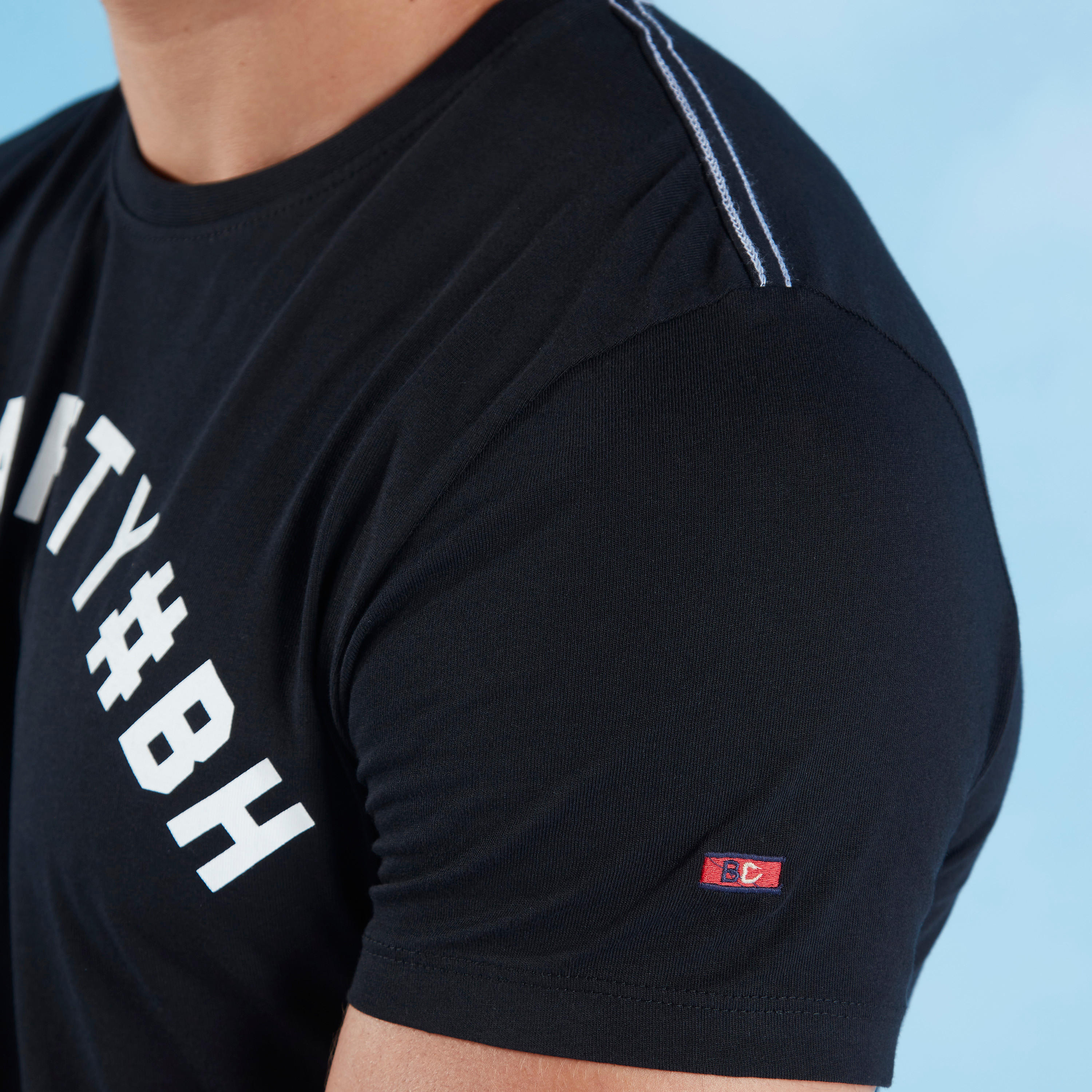 تيشيرت بياقة ضيّقة وأكمام قصيرة وطبعات بيينج هيومان-men-clothing-tshirtsandpolos-tshirts-image-4