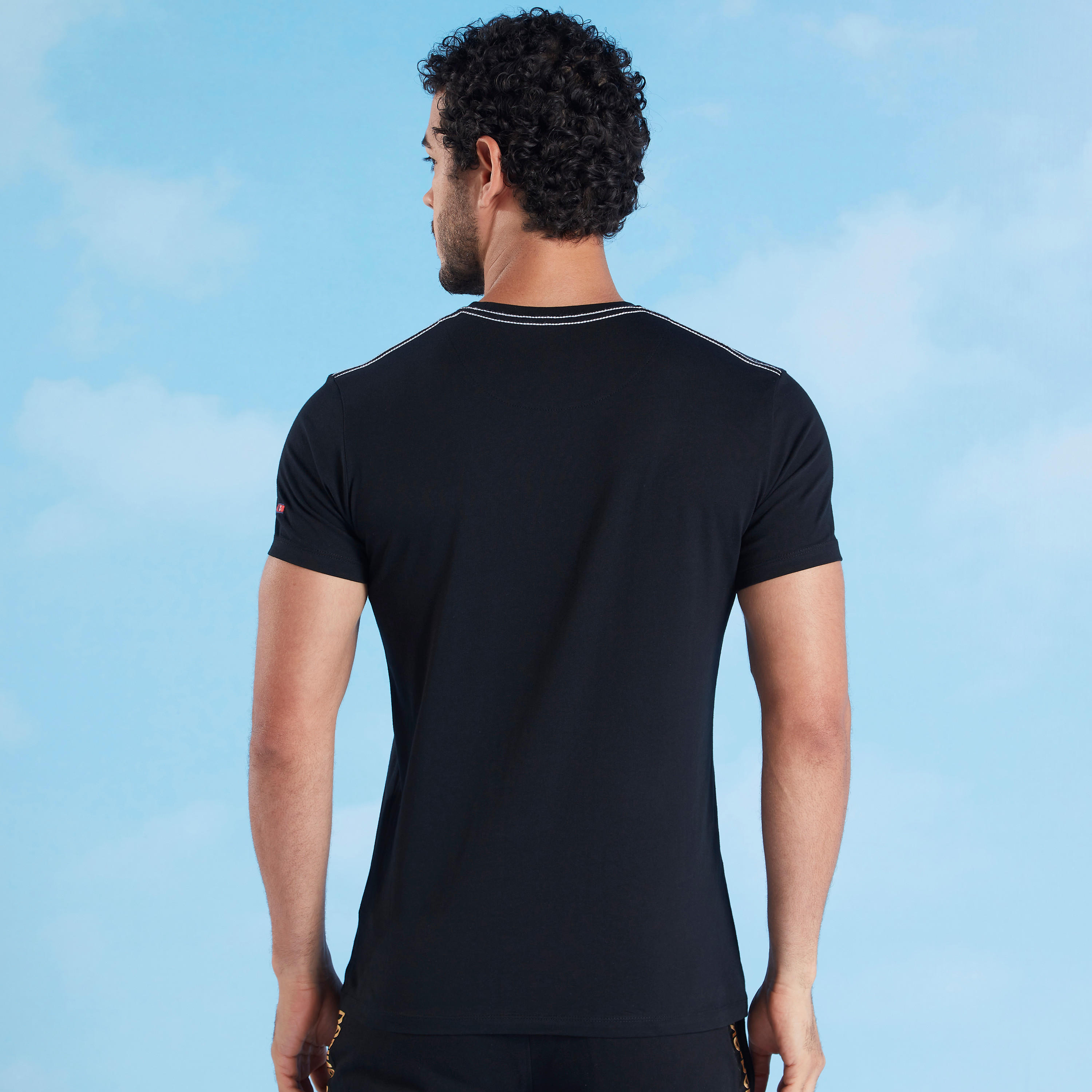تيشيرت بياقة ضيّقة وأكمام قصيرة وطبعات بيينج هيومان-men-clothing-tshirtsandpolos-tshirts-image-5
