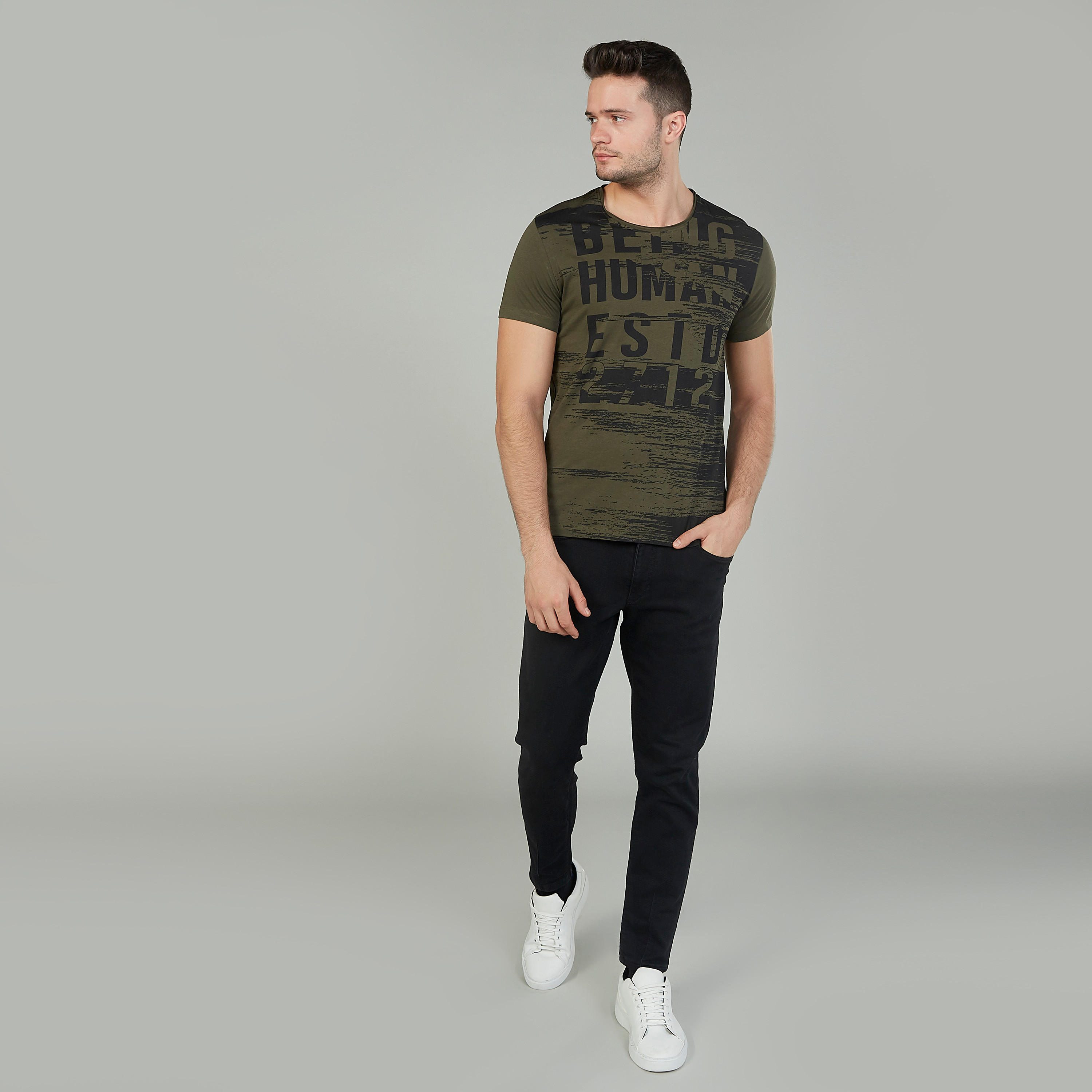 تيشيرت بياقة مستديرة وأكمام قصيرة وطبعات بيينج هيومان-men-clothing-tshirtsandpolos-tshirts-image-2