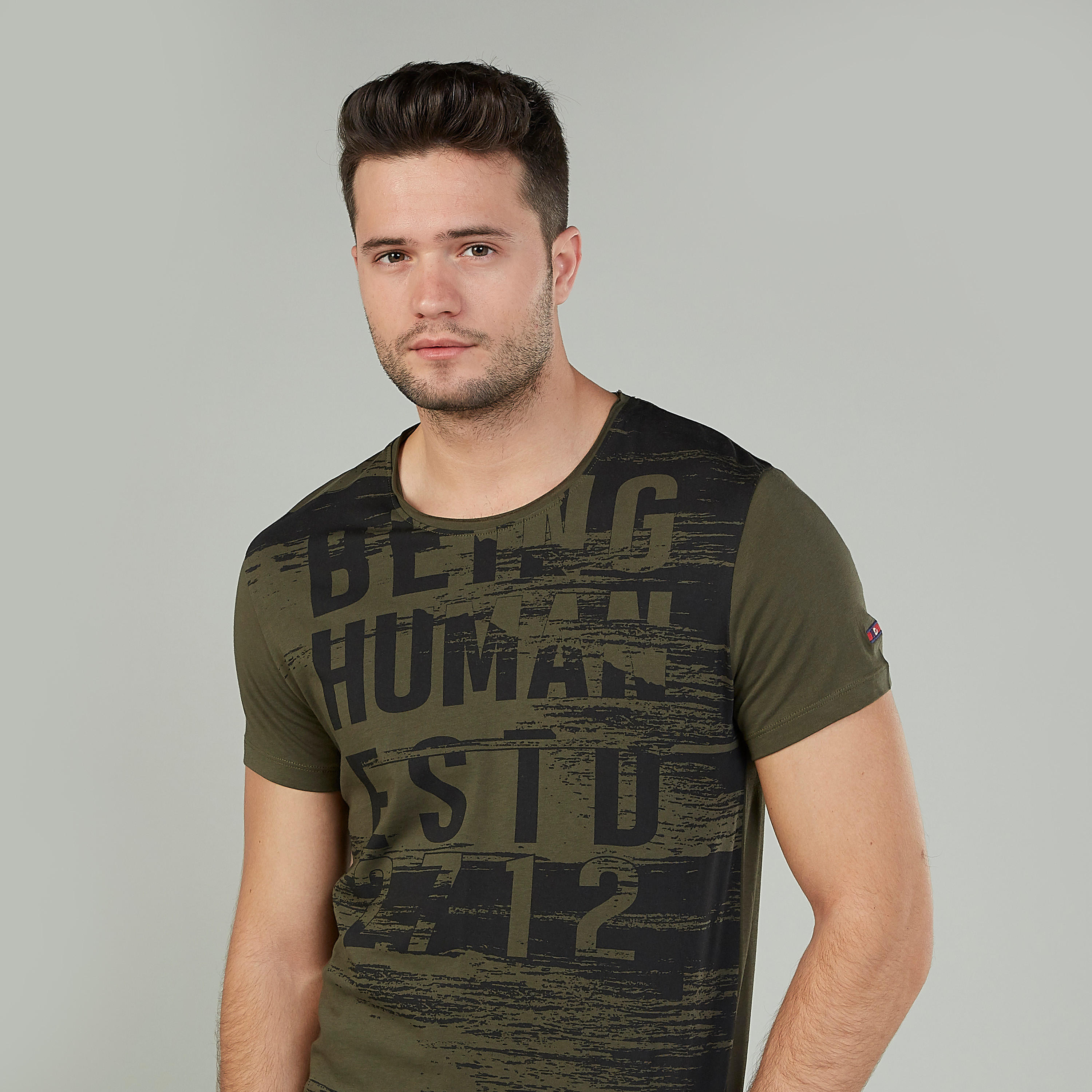 تيشيرت بياقة مستديرة وأكمام قصيرة وطبعات بيينج هيومان-men-clothing-tshirtsandpolos-tshirts-image-3