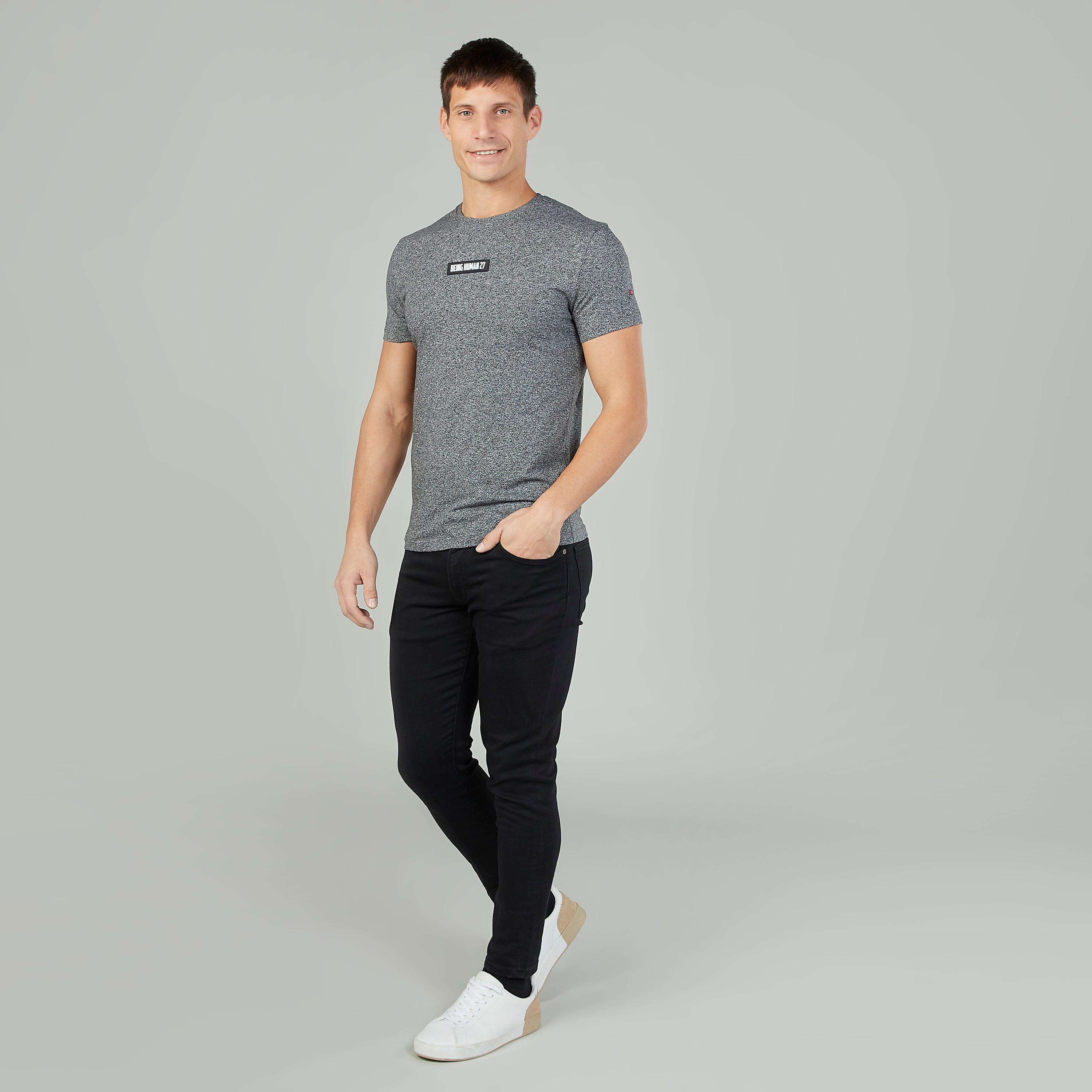 تيشيرت بياقة ضيّقة وأكمام قصيرة وطبعات بيينج هيومان-men-clothing-tshirtsandpolos-tshirts-image-2