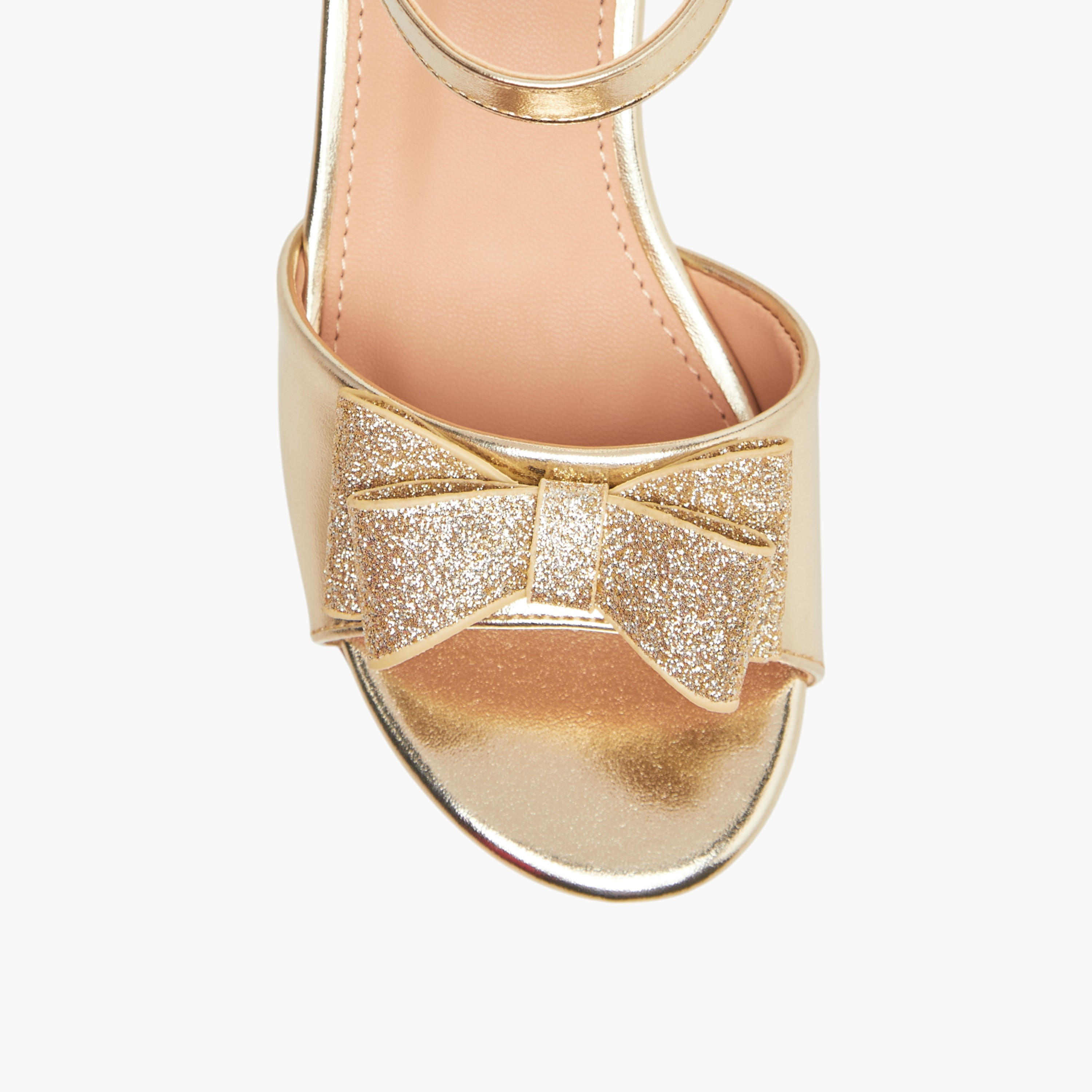 صندل بشريط إغلاق لاصق وزخرفة فيونكة من فلورا بيلا-girls-shoes-sandals-image-4