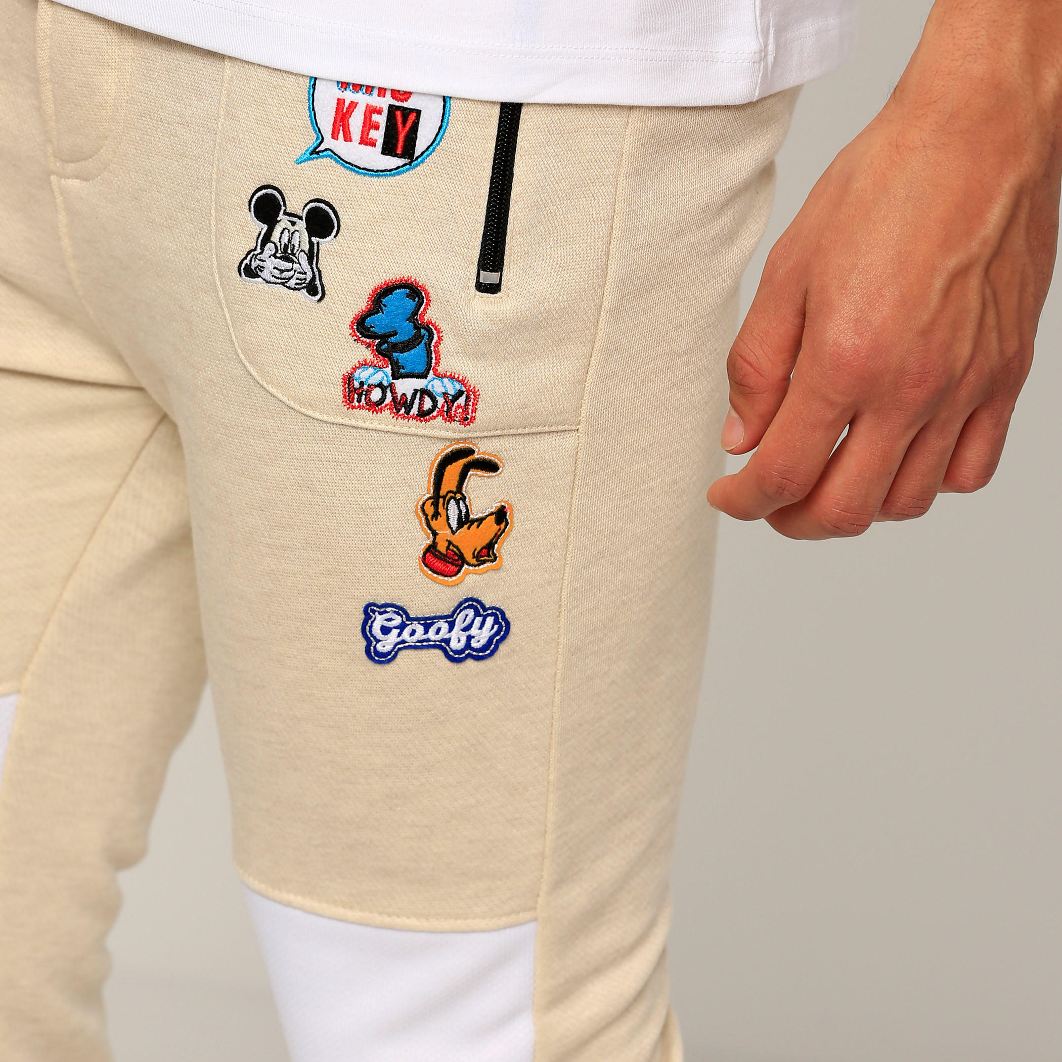 بنطال رياضي طويل مزيّن بتطريز ميكي ماوس وأصدقائه-men-clothing-bottoms-joggers-image-4