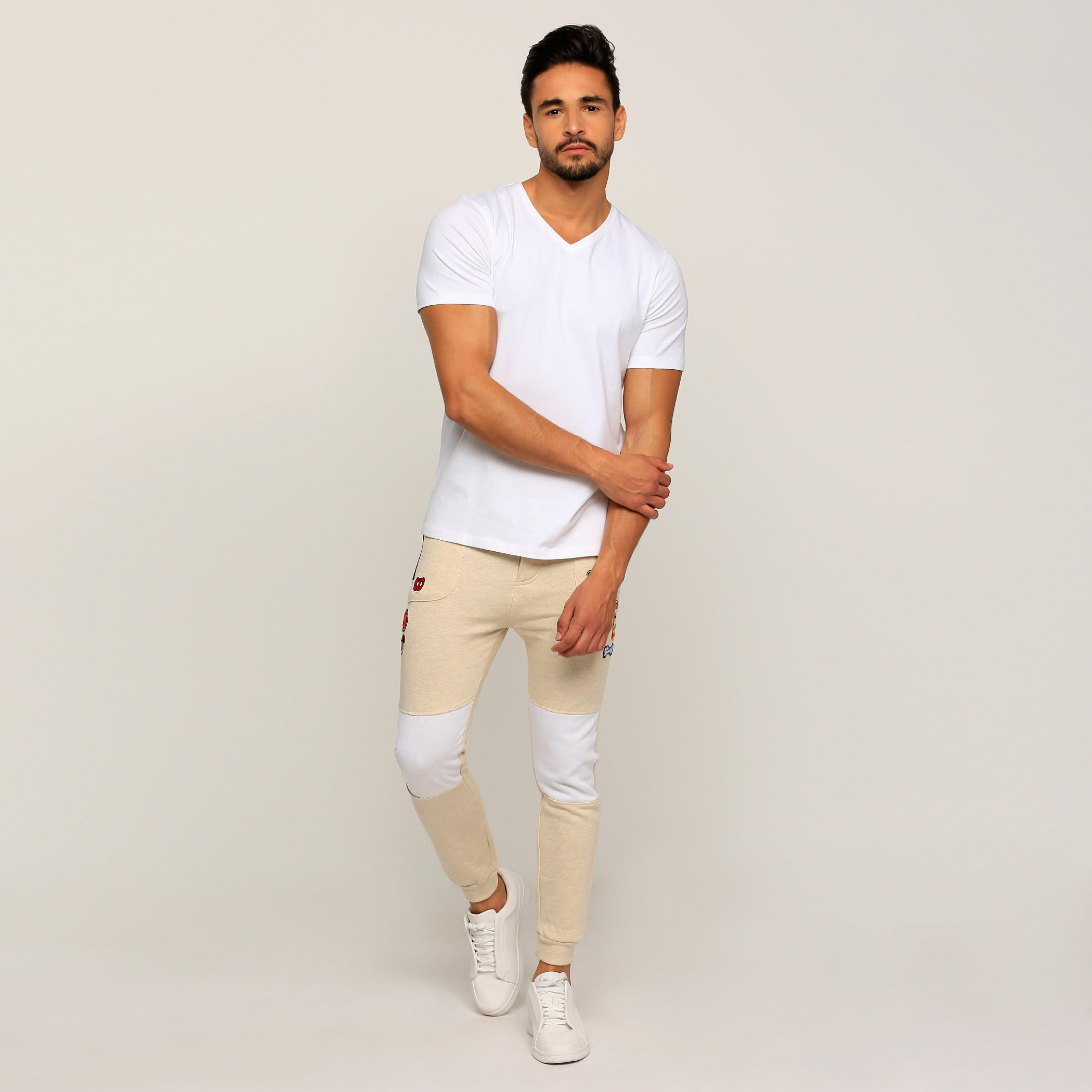 بنطال رياضي طويل مزيّن بتطريز ميكي ماوس وأصدقائه-men-clothing-bottoms-joggers-image-5