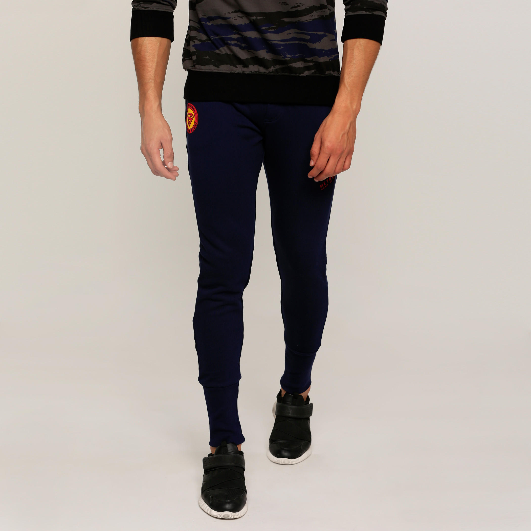 بنطال رياضي طويل بجيوب ونقش سوبرمان-men-clothing-bottoms-joggers-image-1