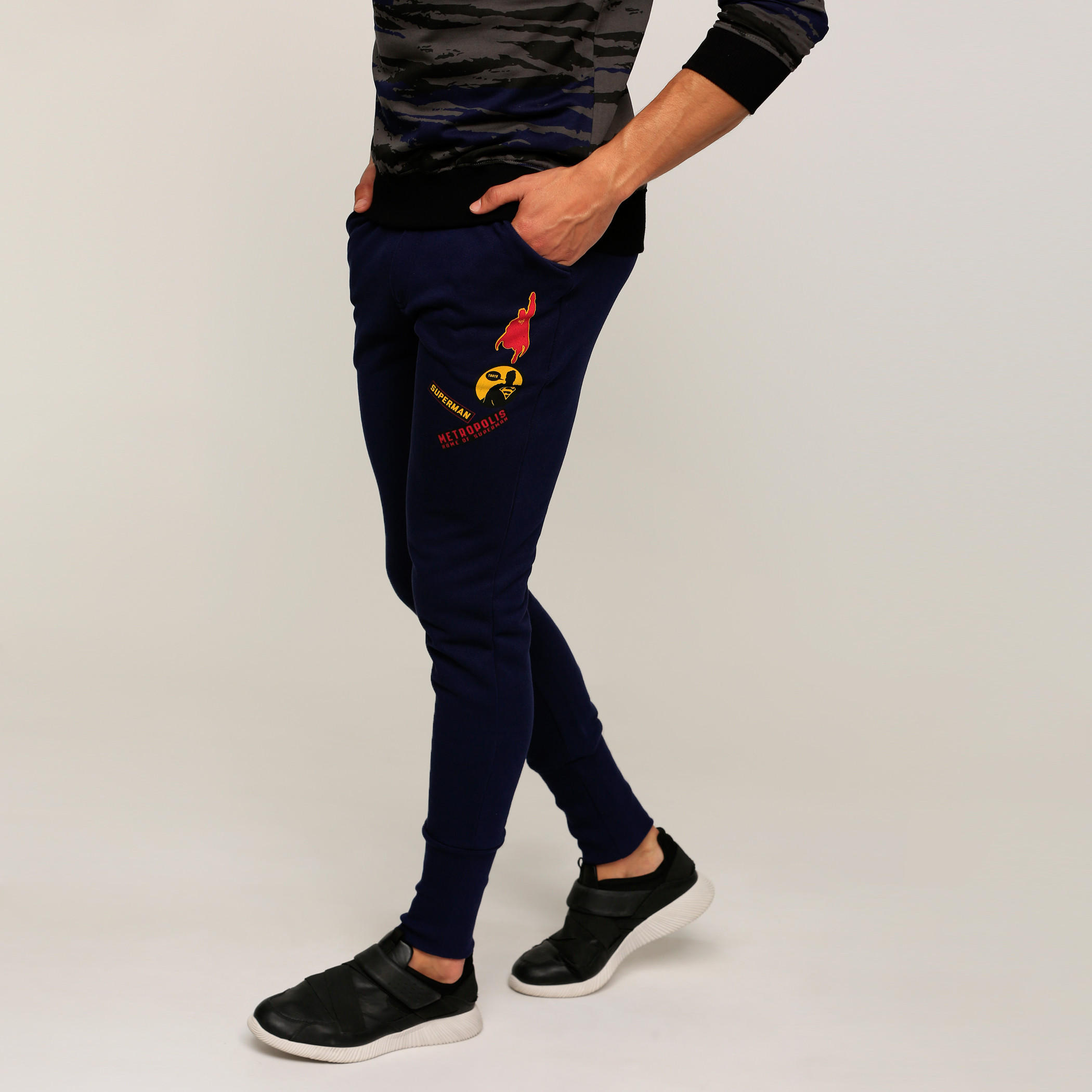 بنطال رياضي طويل بجيوب ونقش سوبرمان-men-clothing-bottoms-joggers-image-3