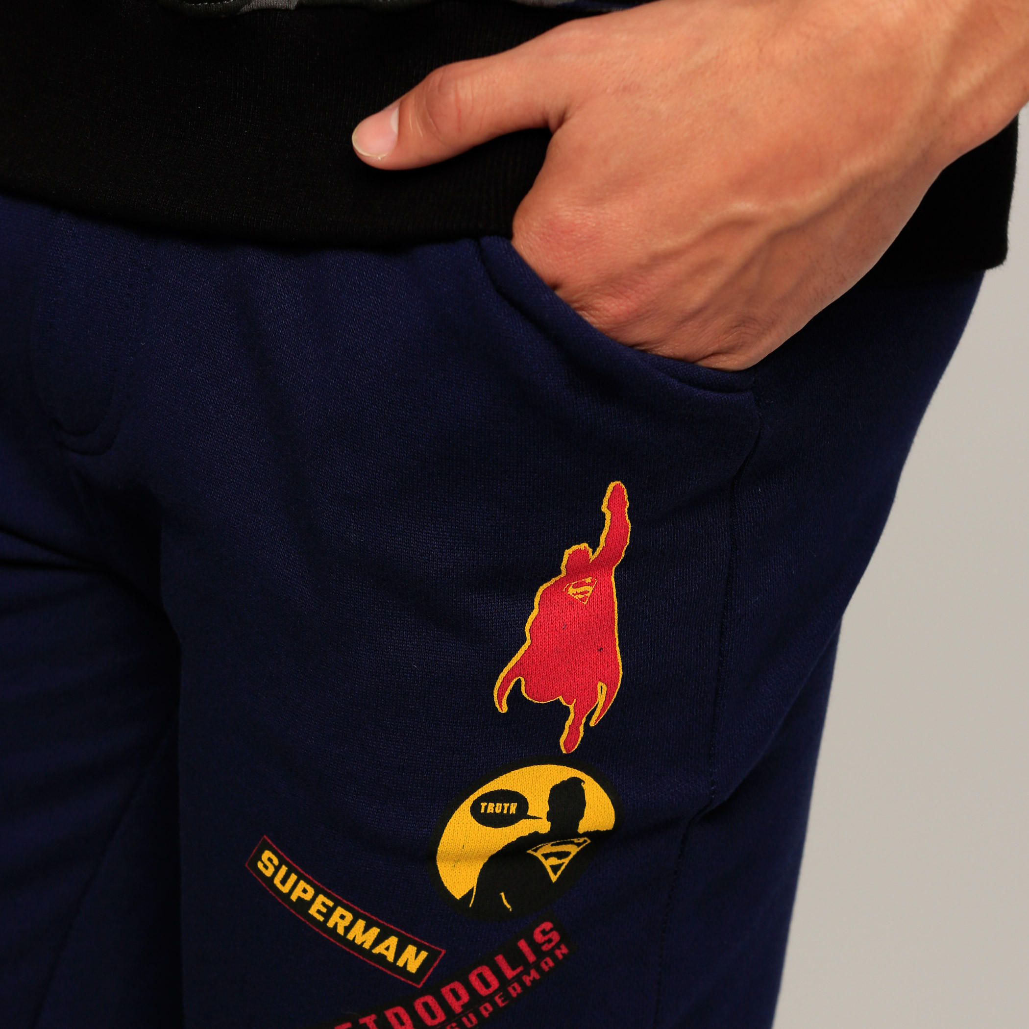 بنطال رياضي طويل بجيوب ونقش سوبرمان-men-clothing-bottoms-joggers-image-4