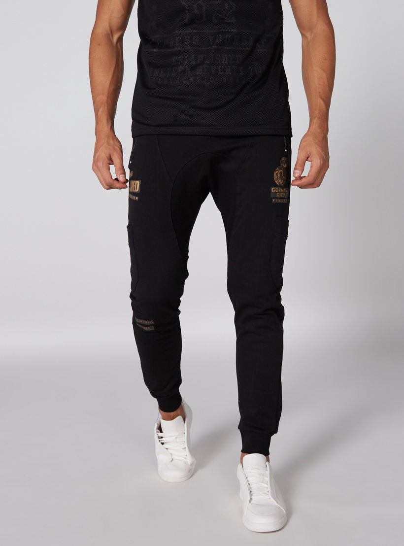 بنطال رياضي طويل بخصر مطاطي وطبعات باتمان-men-clothing-bottoms-joggers-image-1