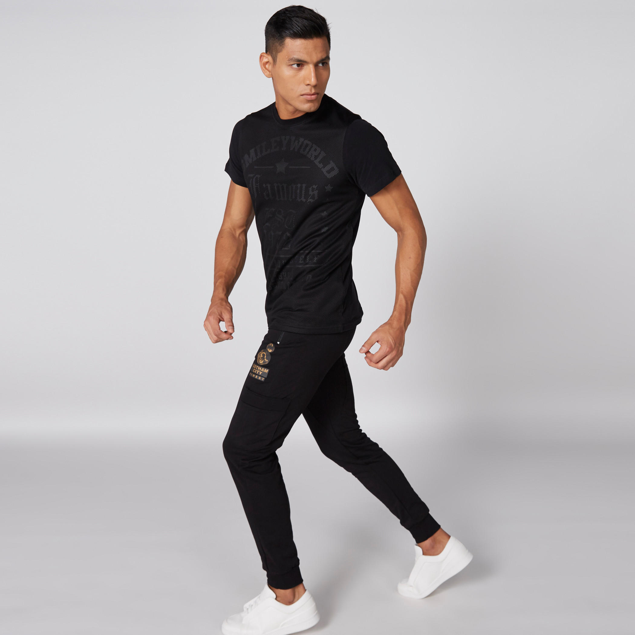 بنطال رياضي طويل بخصر مطاطي وطبعات باتمان-men-clothing-bottoms-joggers-image-5