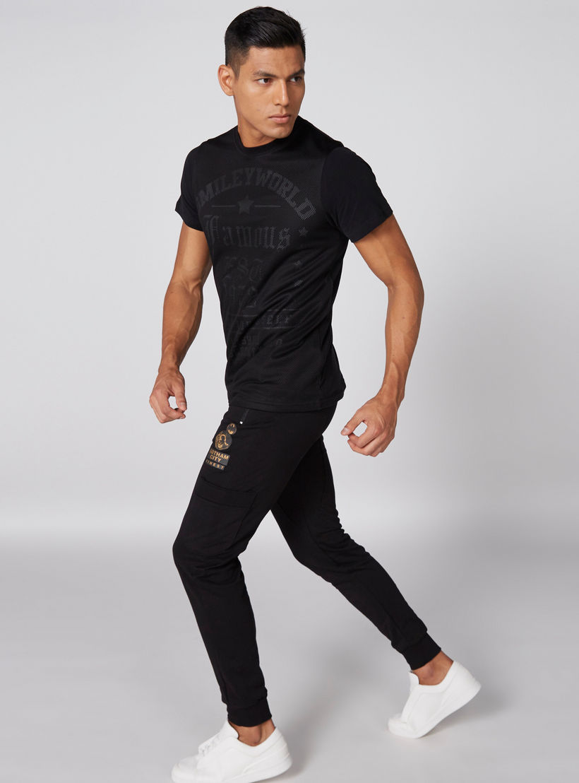 بنطال رياضي طويل بخصر مطاطي وطبعات باتمان-men-clothing-bottoms-joggers-image-5
