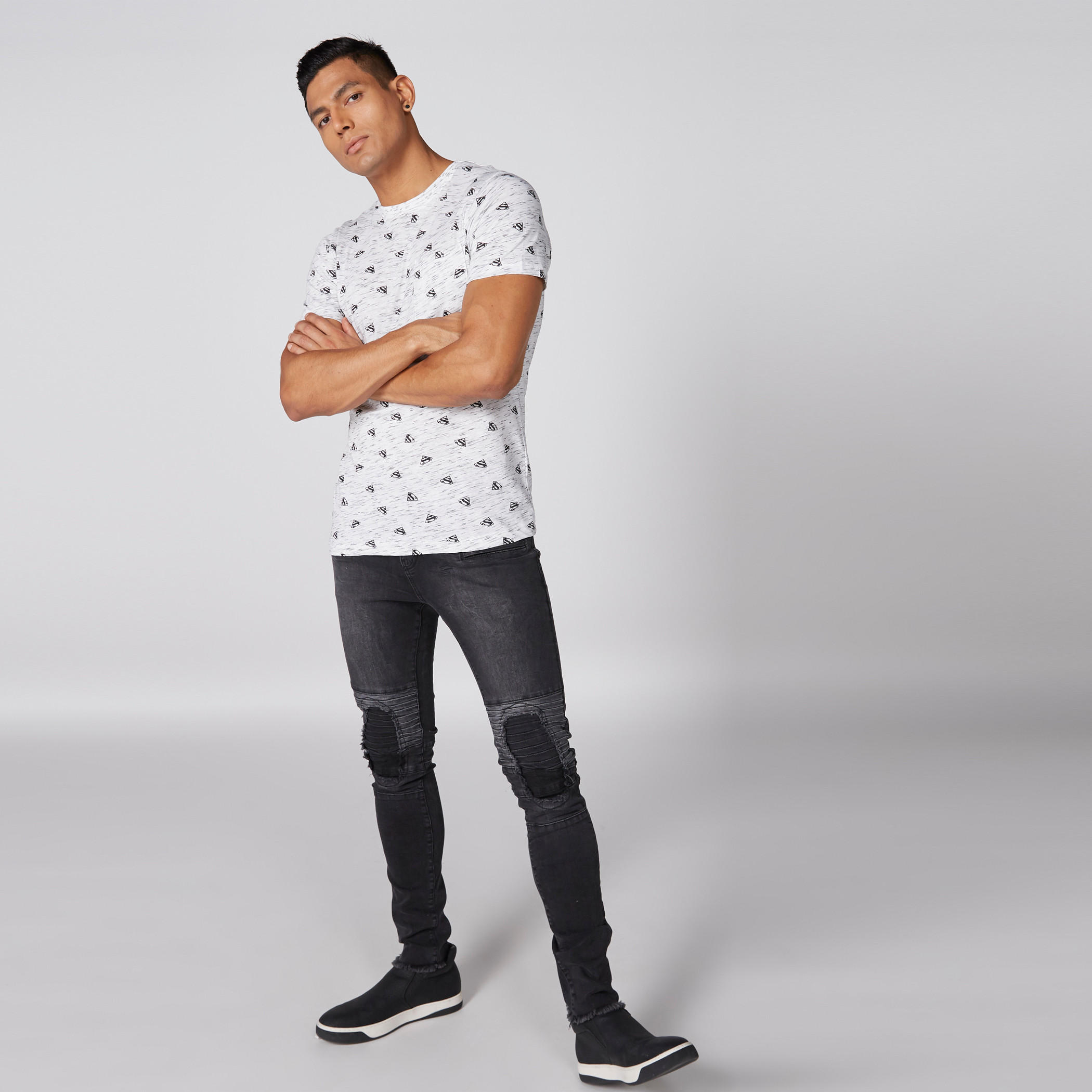 تيشيرت بطبعات سوبر مان وياقة مستديرة وأكمام قصيرة-men-clothing-tshirtsandpolos-tshirts-image-1