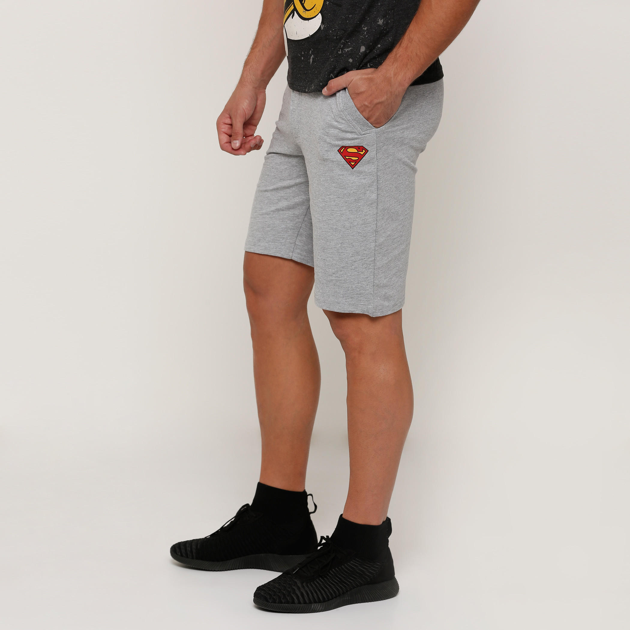 شورت بخصر مطّاطي وجيوب مع طبعات سوبر مان-men-clothing-bottoms-shorts-image-3
