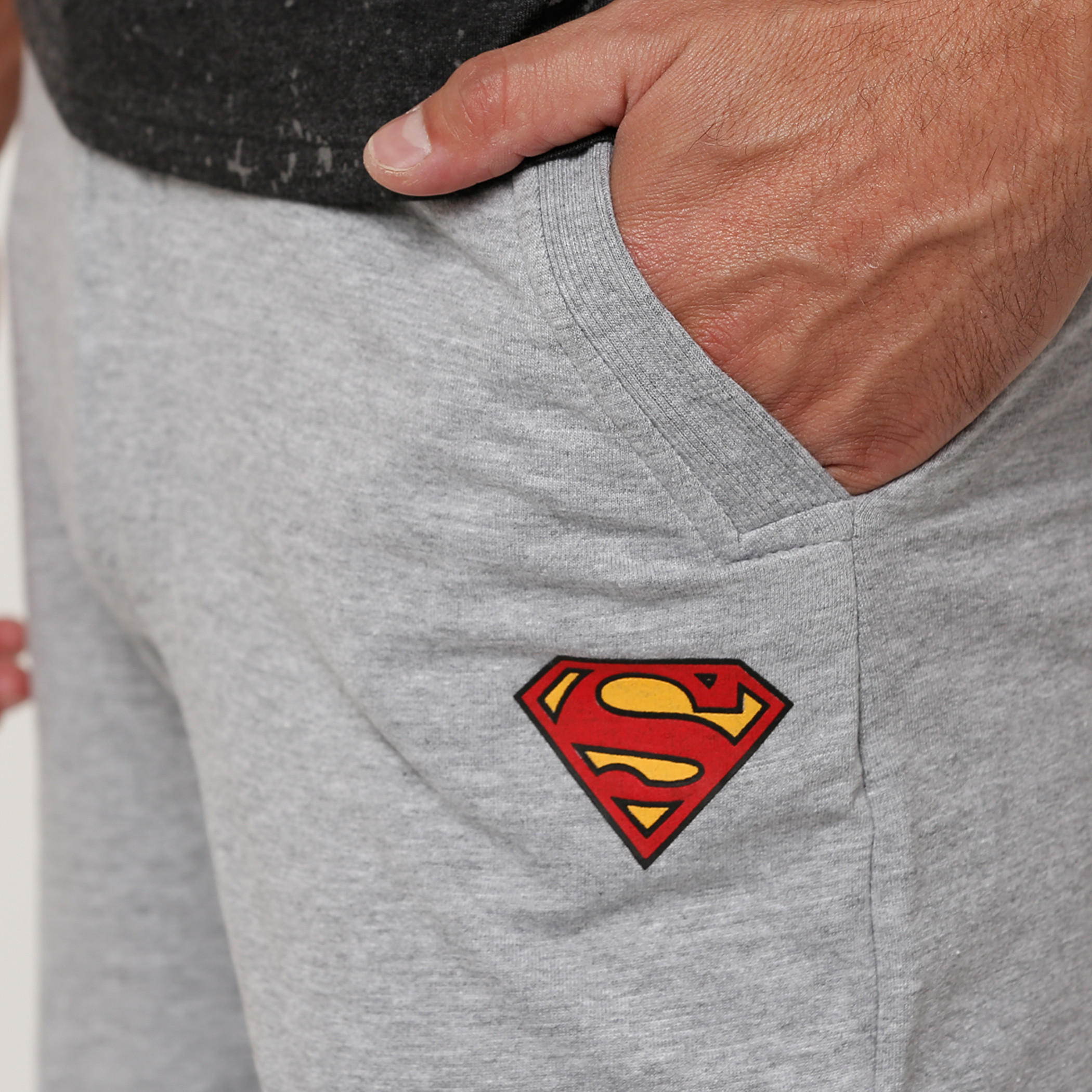 شورت بخصر مطّاطي وجيوب مع طبعات سوبر مان-men-clothing-bottoms-shorts-image-4