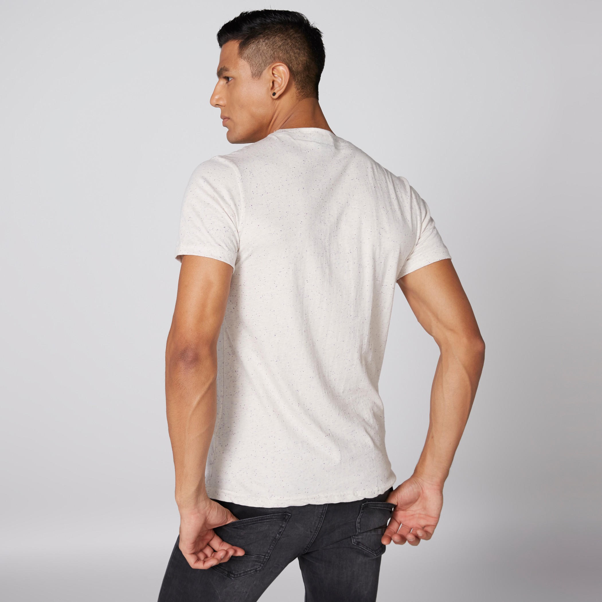 تيشيرت بياقة مستديرة وأكمام قصيرة ونقش جاستيس ليج-men-clothing-tshirtsandpolos-tshirts-image-2