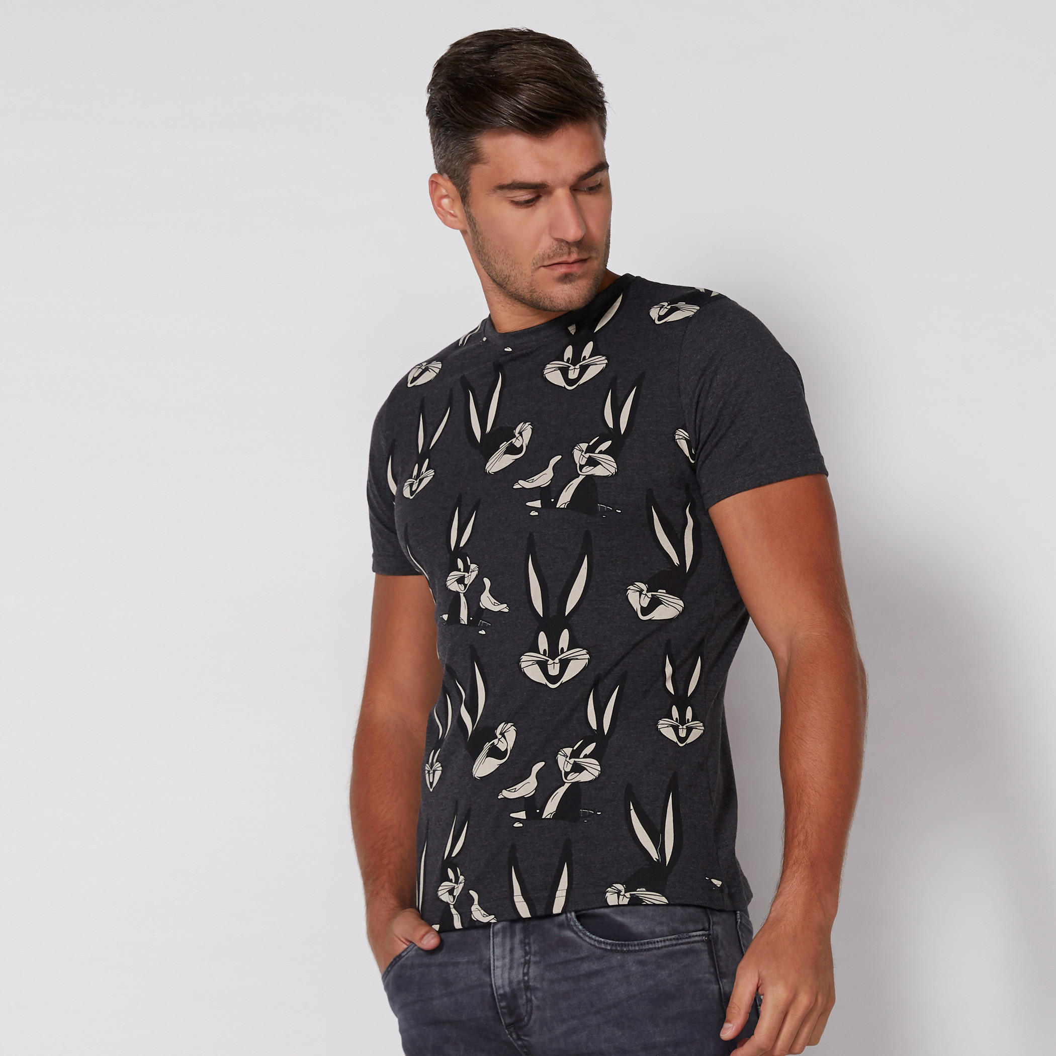 تيشيرت بأكمام قصيرة وياقة مستديرة مع طبعات باجز باني-men-clothing-tshirtsandpolos-tshirts-image-4