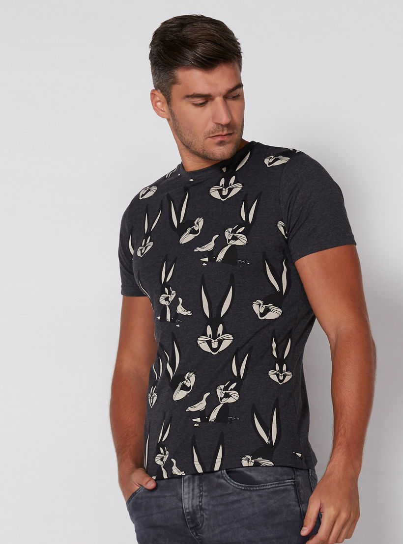 تيشيرت بأكمام قصيرة وياقة مستديرة مع طبعات باجز باني-men-clothing-tshirtsandpolos-tshirts-image-4