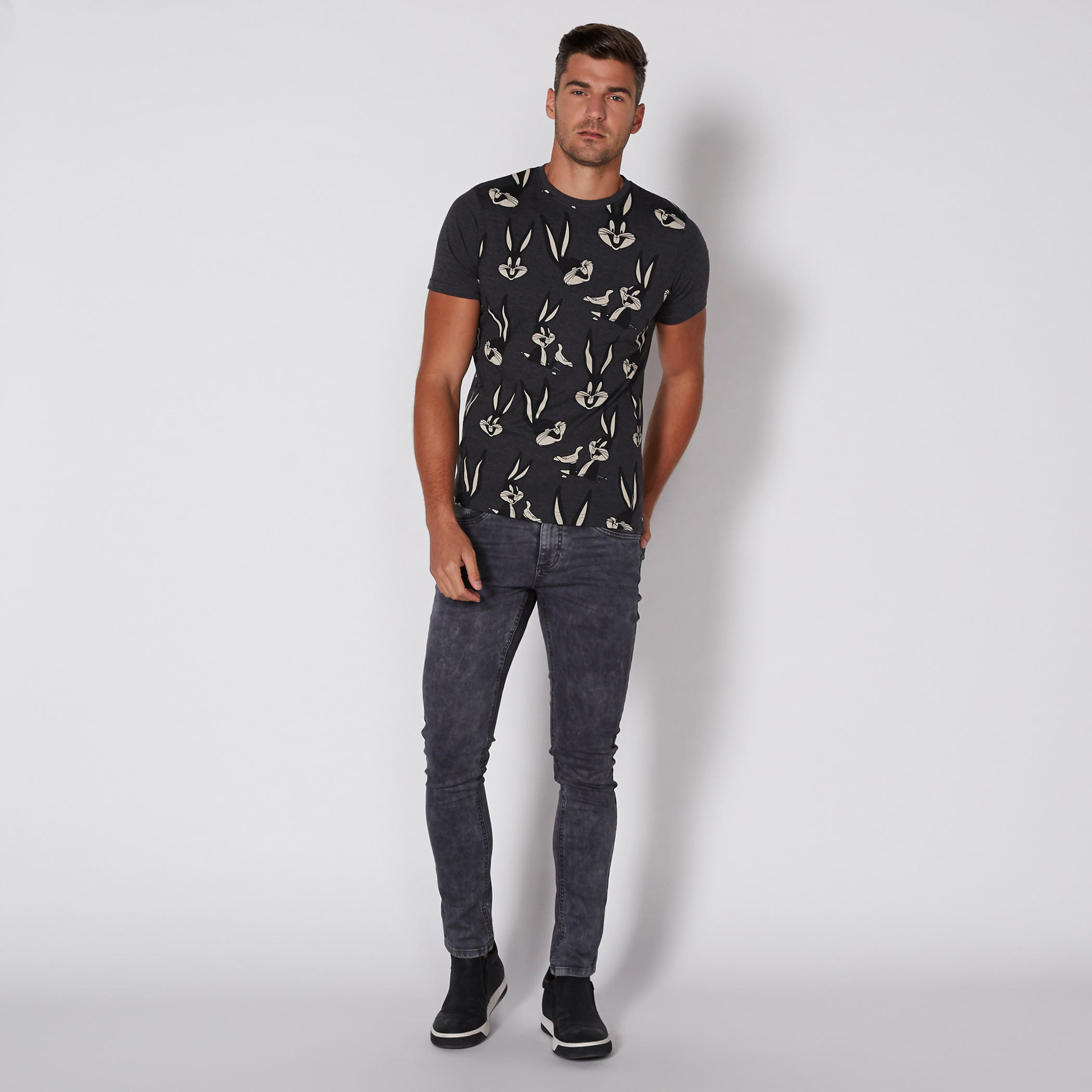 تيشيرت بأكمام قصيرة وياقة مستديرة مع طبعات باجز باني-men-clothing-tshirtsandpolos-tshirts-image-3