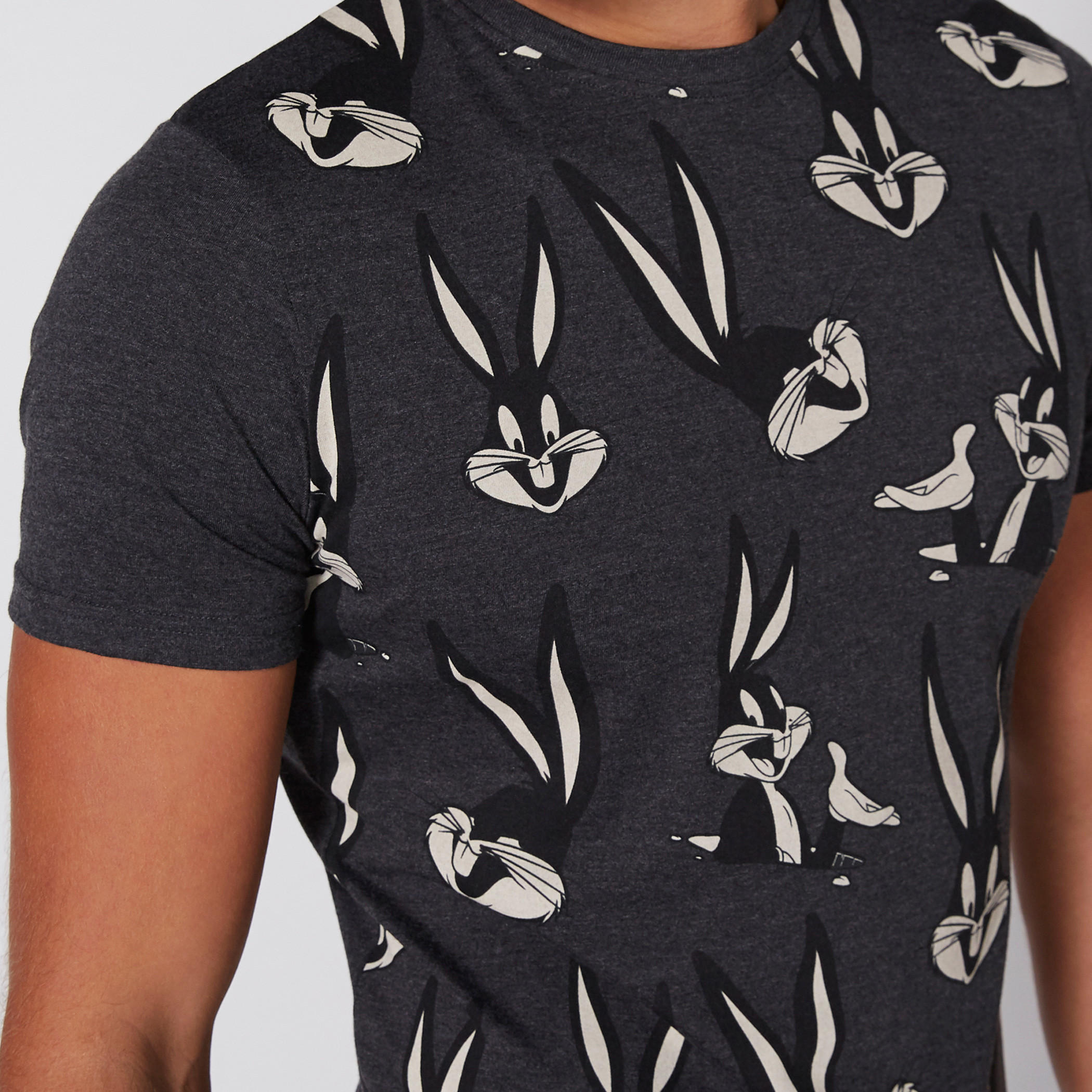 تيشيرت بأكمام قصيرة وياقة مستديرة مع طبعات باجز باني-men-clothing-tshirtsandpolos-tshirts-image-2