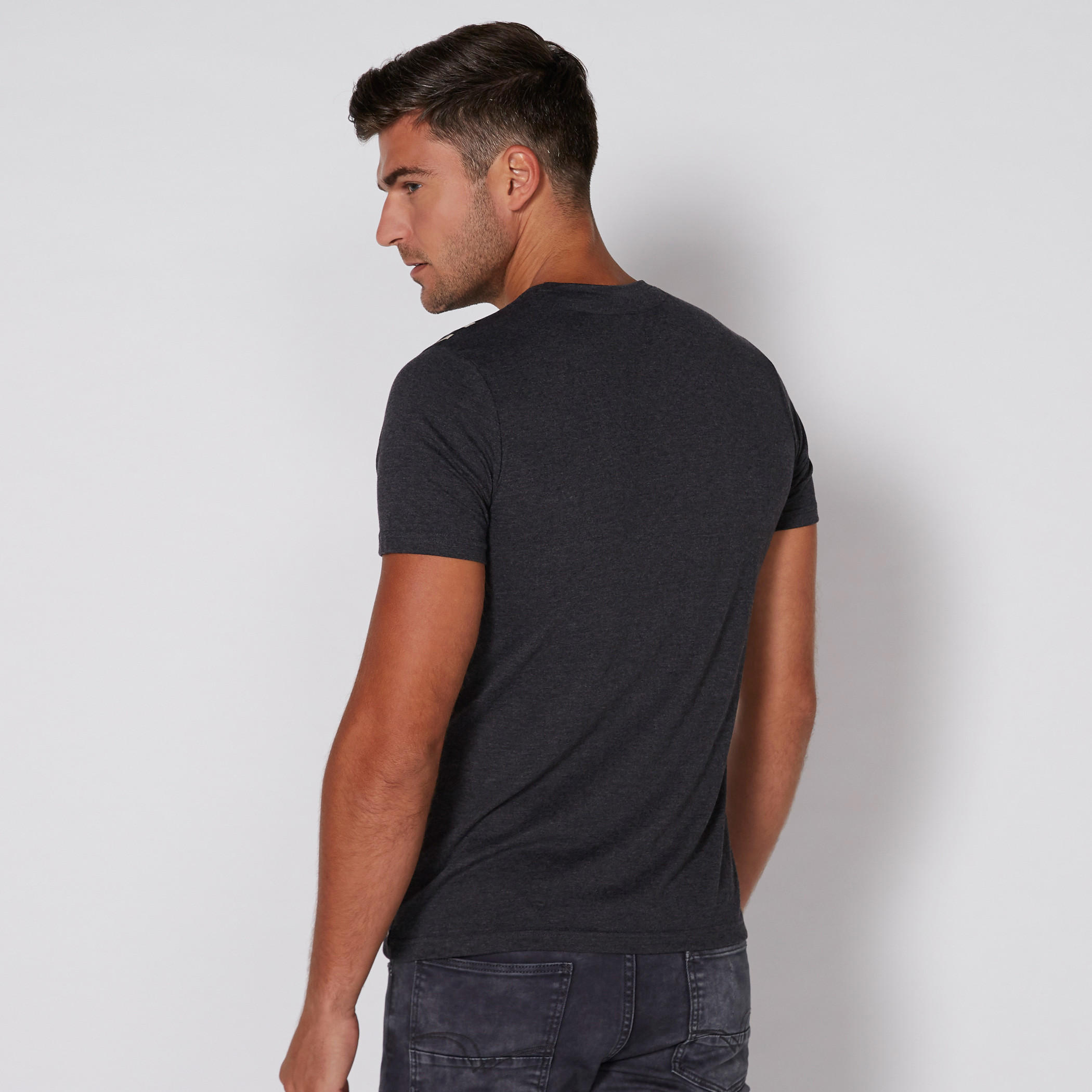 تيشيرت بأكمام قصيرة وياقة مستديرة مع طبعات باجز باني-men-clothing-tshirtsandpolos-tshirts-image-1