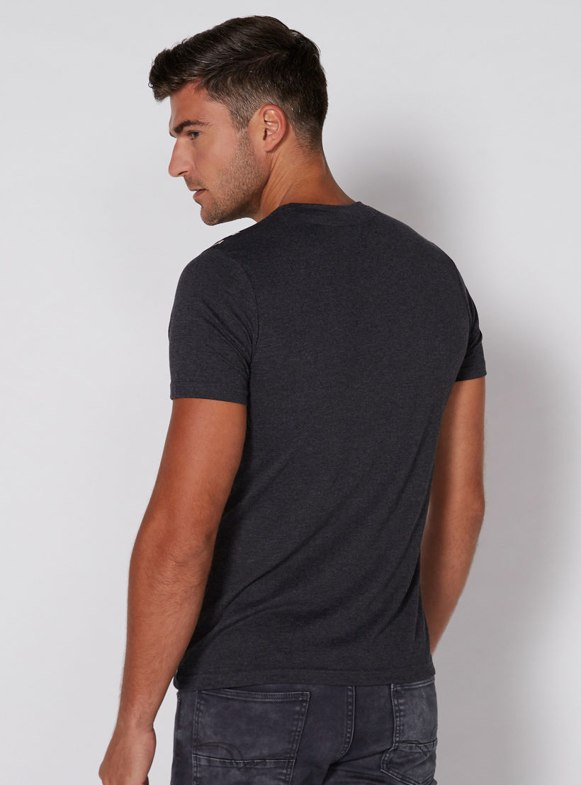 تيشيرت بأكمام قصيرة وياقة مستديرة مع طبعات باجز باني-men-clothing-tshirtsandpolos-tshirts-image-1