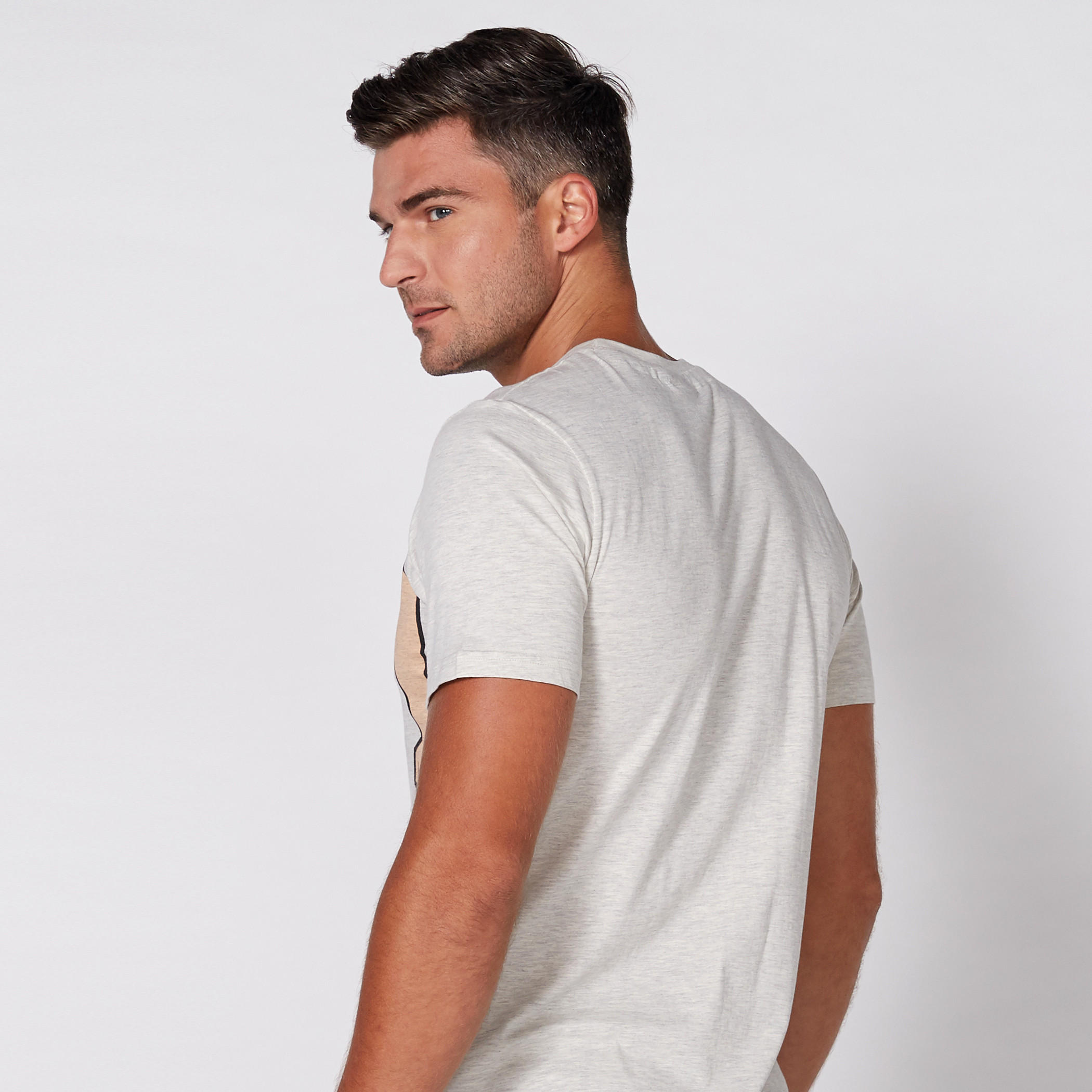 تيشيرت بياقة مستديرة وأكمام قصيرة وطبعات جوني برافو-men-clothing-tshirtsandpolos-tshirts-image-4