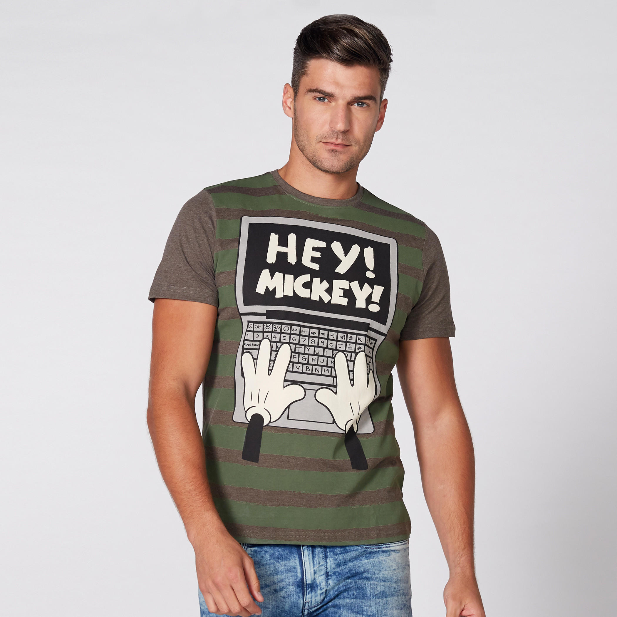 تيشيرت بأكمام قصيرة وياقة مستديرة وطبعات ميكي ماوس-men-clothing-tshirtsandpolos-tshirts-image-4