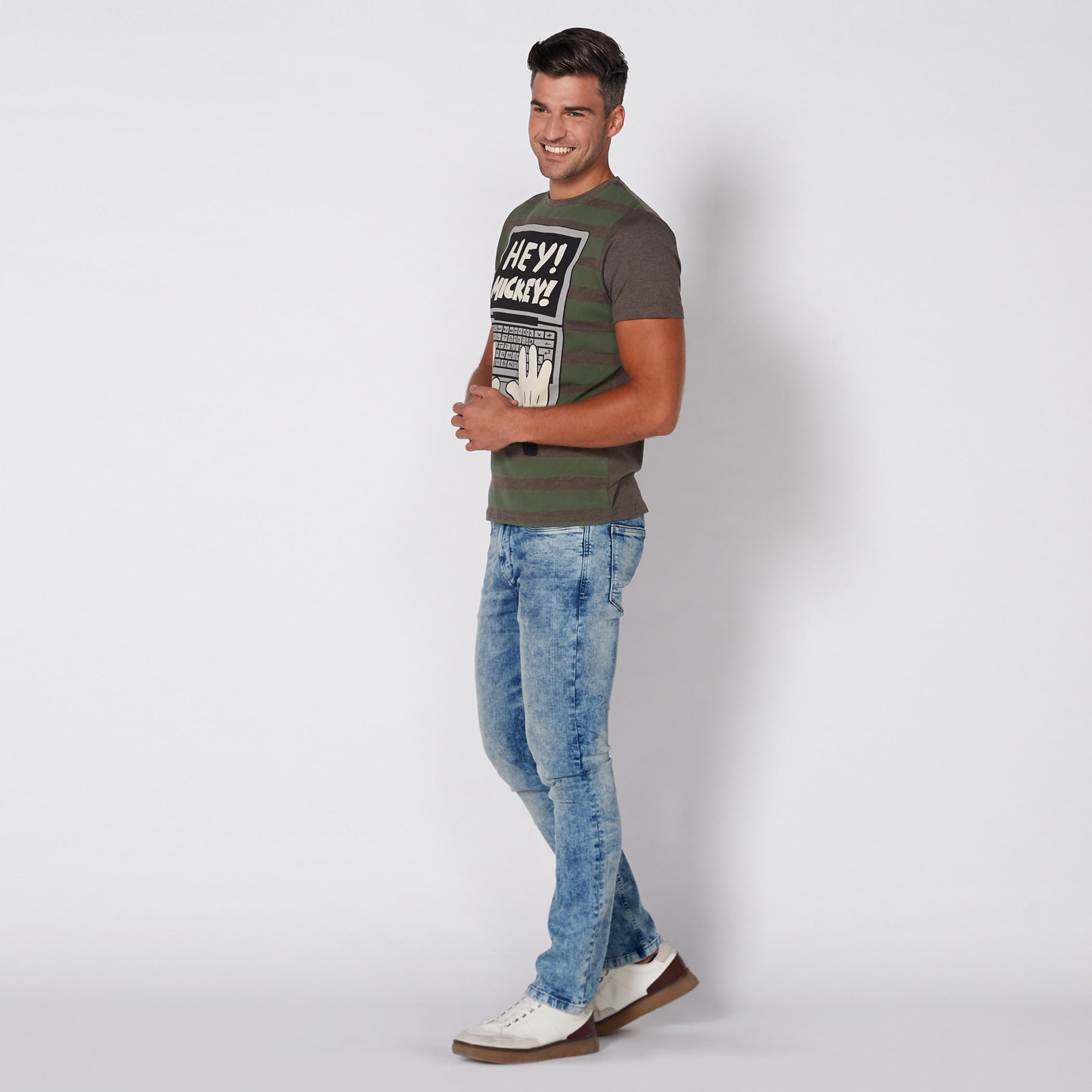 تيشيرت بأكمام قصيرة وياقة مستديرة وطبعات ميكي ماوس-men-clothing-tshirtsandpolos-tshirts-image-3