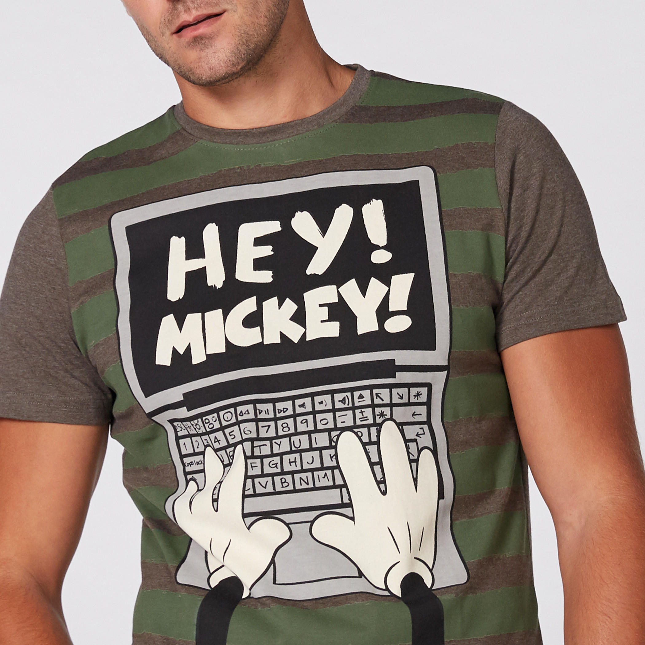 تيشيرت بأكمام قصيرة وياقة مستديرة وطبعات ميكي ماوس-men-clothing-tshirtsandpolos-tshirts-image-2