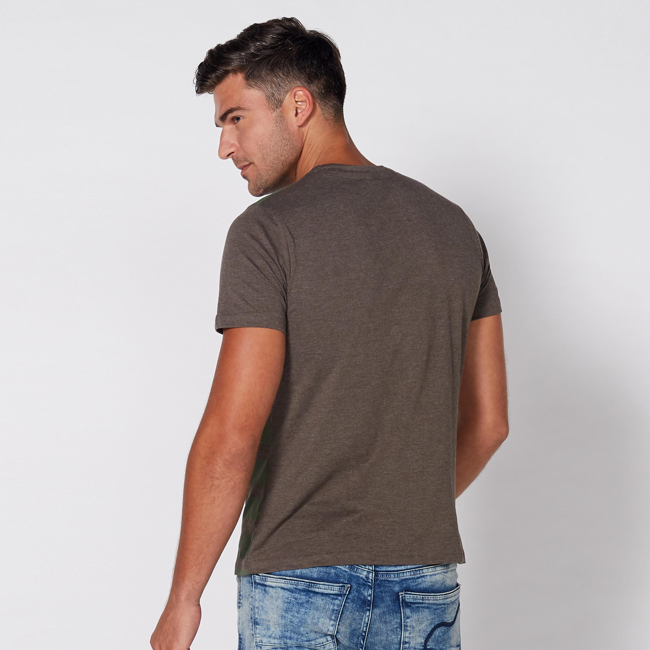 تيشيرت بأكمام قصيرة وياقة مستديرة وطبعات ميكي ماوس-men-clothing-tshirtsandpolos-tshirts-image-1