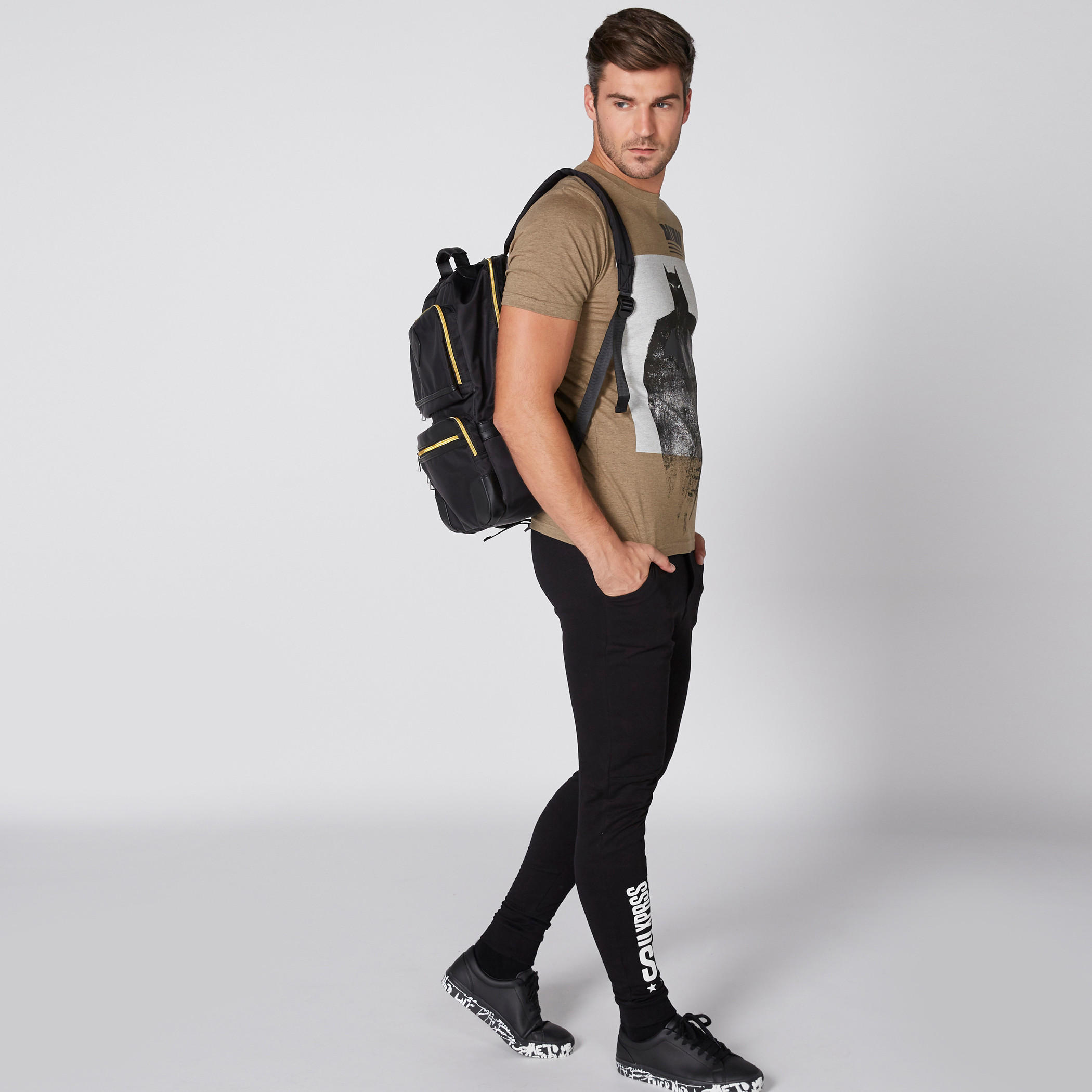 تيشيرت بياقة ضيّقة وأكمام قصيرة وطبعات باتمان-men-clothing-tshirtsandpolos-tshirts-image-3