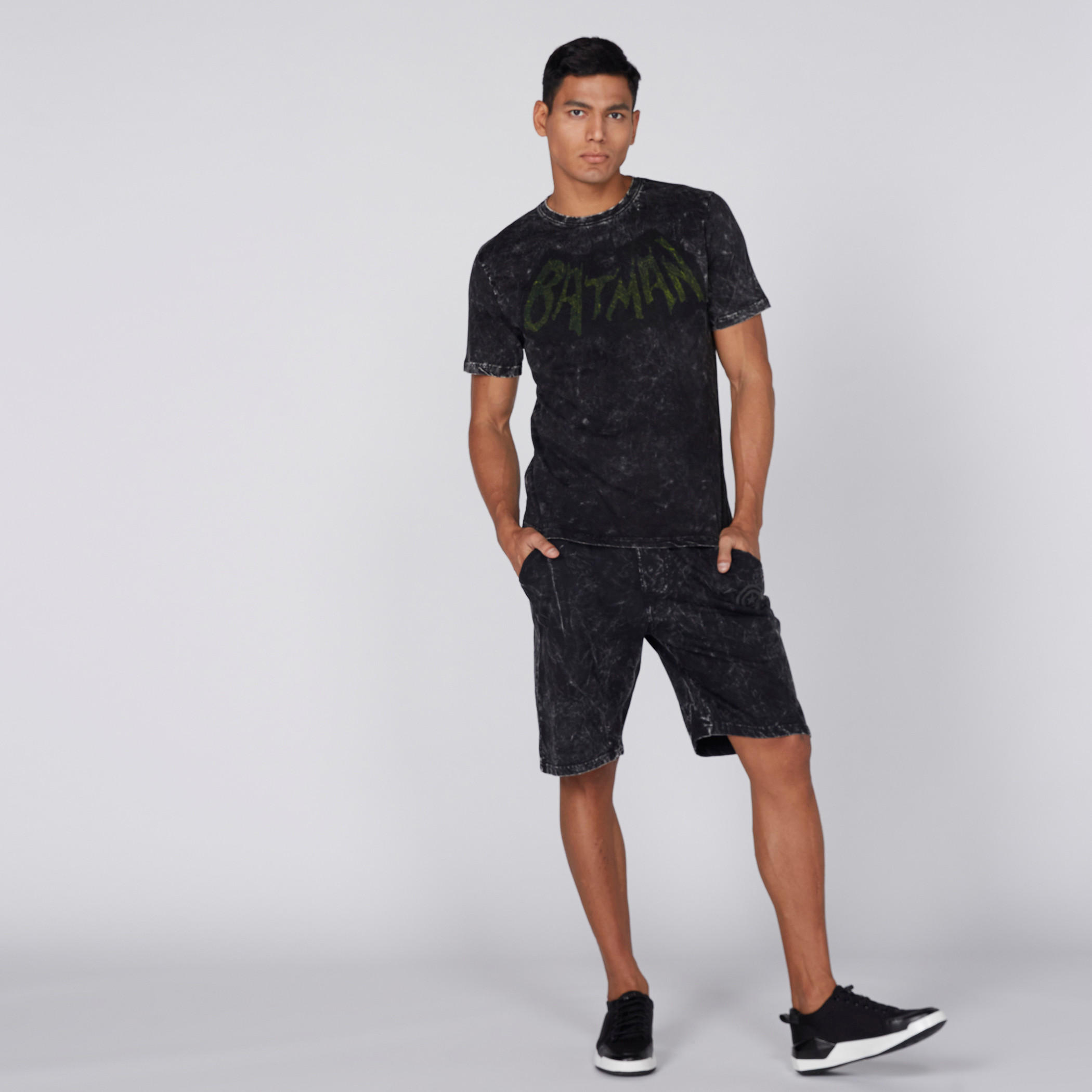 تيشيرت بأكمام قصيرة وياقة مستديرة وطبعات باتمان-men-clothing-tshirtsandpolos-tshirts-image-3