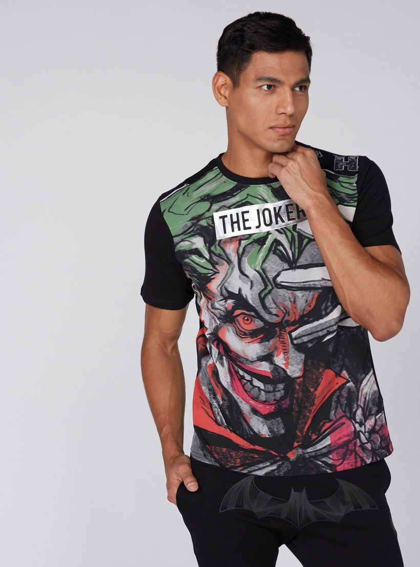 تيشيرت بأكمام قصيرة وياقة مستديرة وطبعات جوكر-men-clothing-tshirtsandpolos-tshirts-image-1