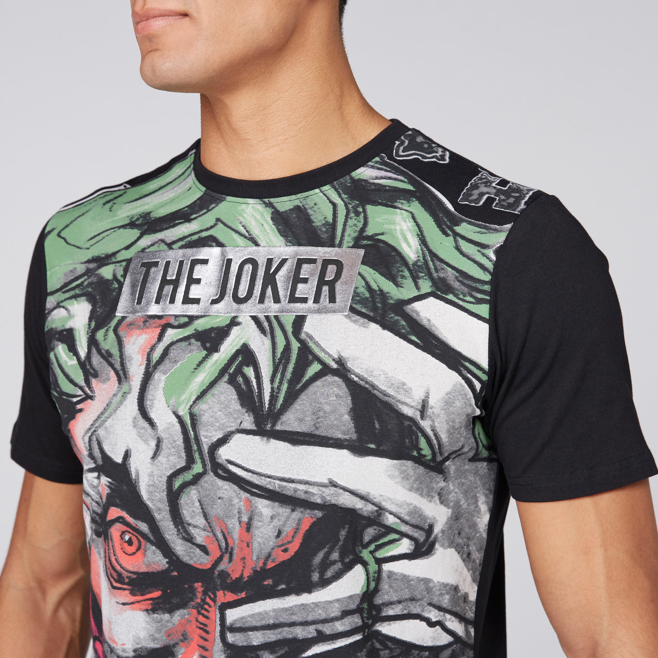 تيشيرت بأكمام قصيرة وياقة مستديرة وطبعات جوكر-men-clothing-tshirtsandpolos-tshirts-image-2