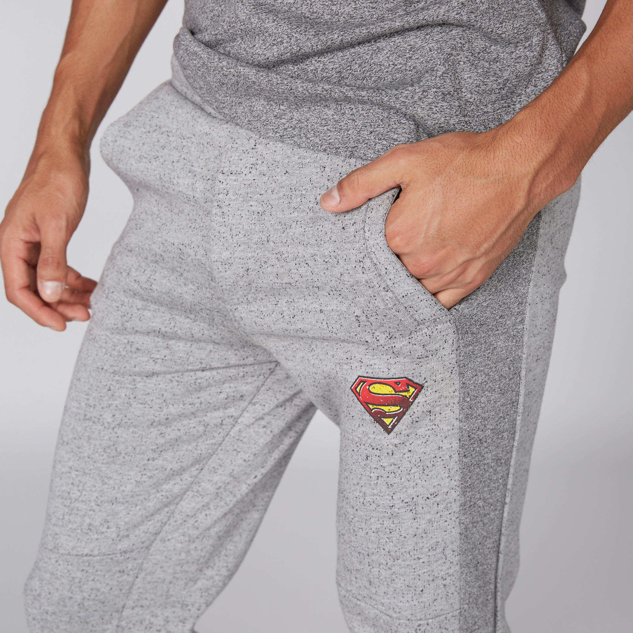 بنطال رياضي طويل بجيوب ونقش سوبرمان-men-clothing-bottoms-joggers-image-4