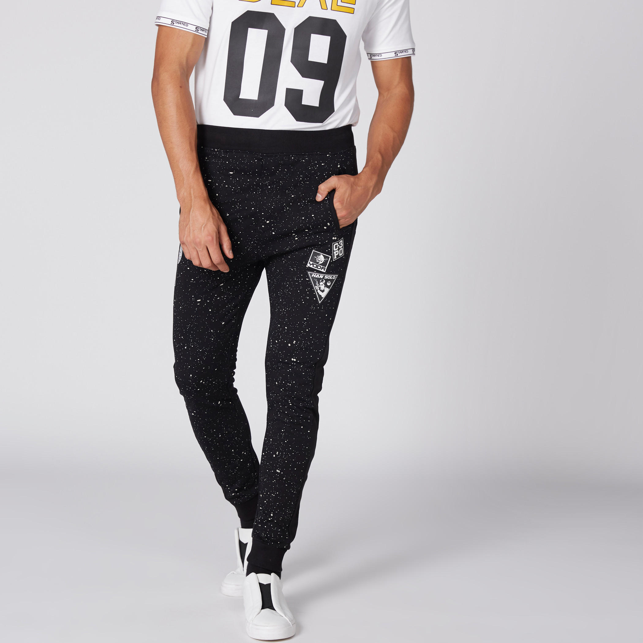 بنطال رياضي طويل بخصر مطاطي وطبعات ستار وورز-men-clothing-bottoms-joggers-image-2