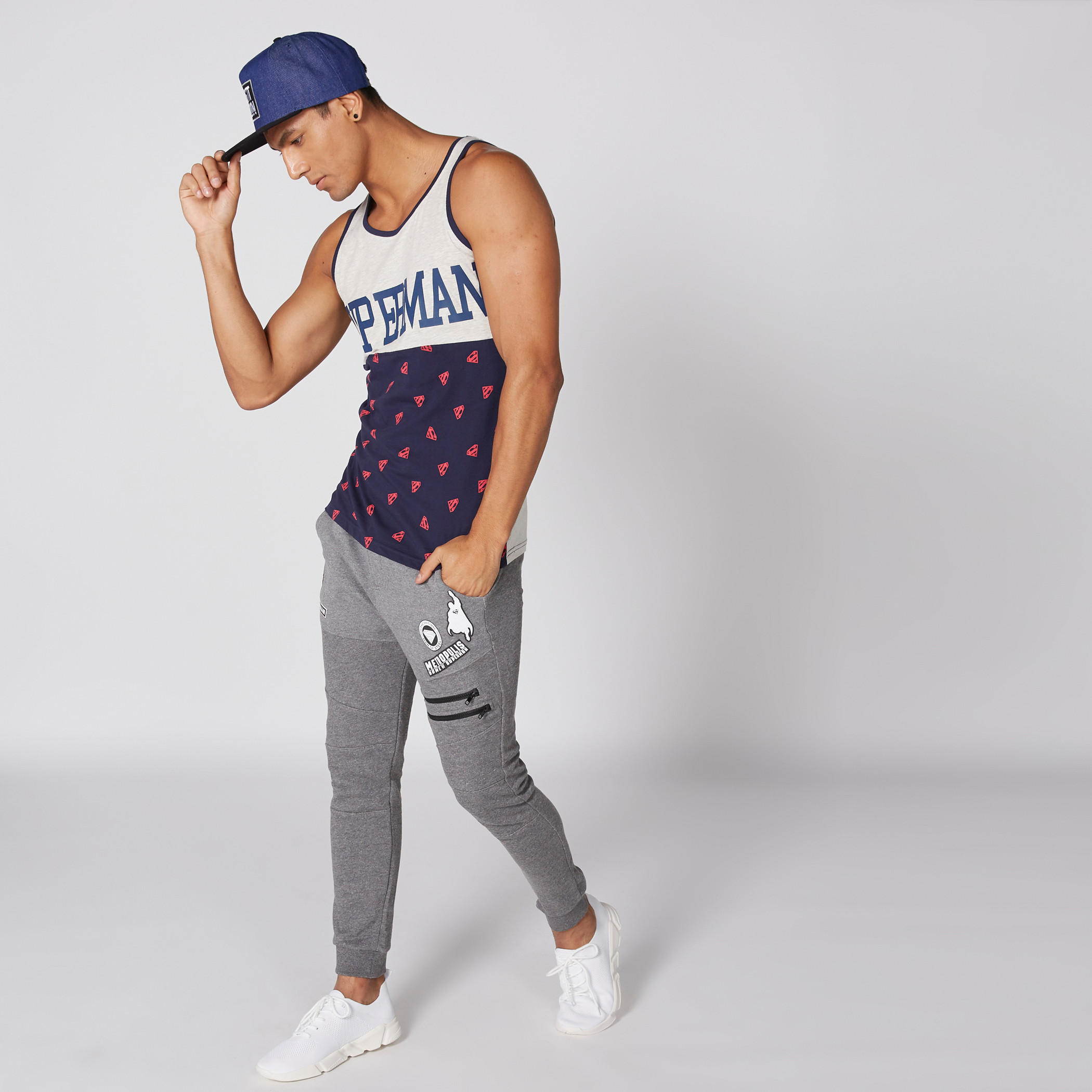 بنطال رياضي طويل بخصر مطاطي مزيّن بنقوش سوبرمان-men-clothing-bottoms-joggers-image-1
