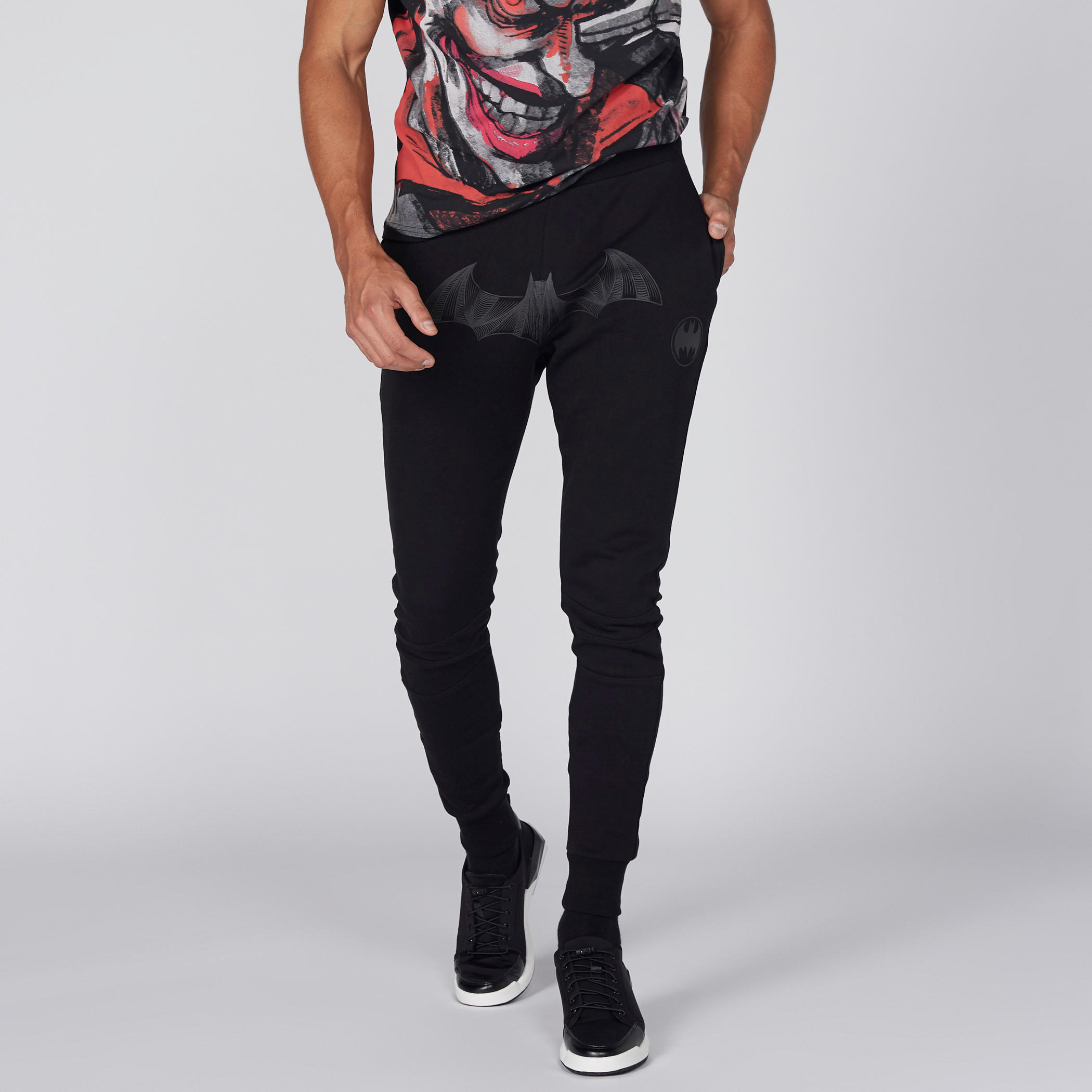 بنطال طويل بأساور مطاطية وجيوب وطبعات باتمان-men-clothing-bottoms-joggers-image-1